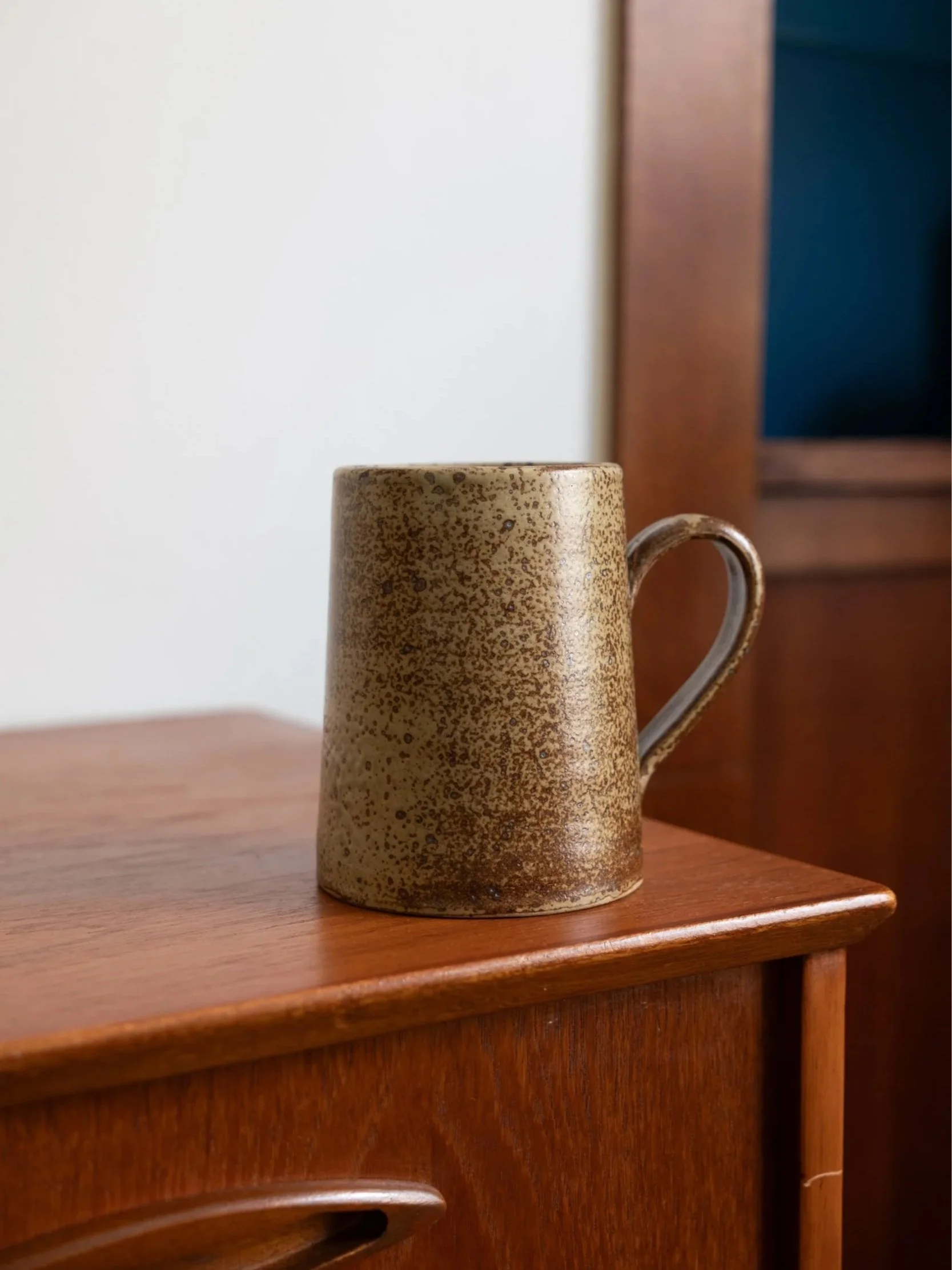 zoom sur ce grand mug en grès vintage