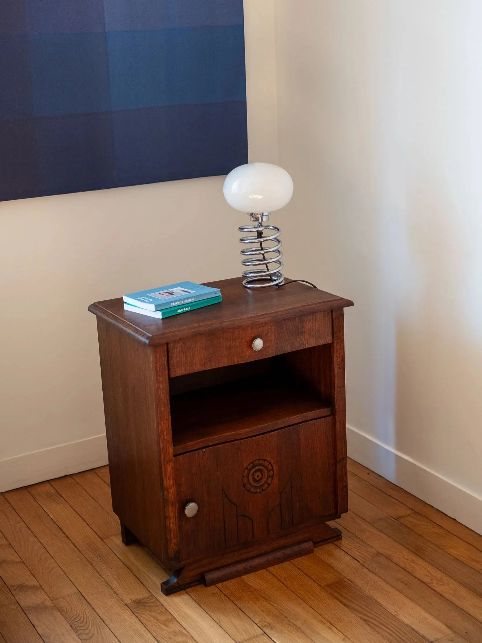 Table de chevet en bois sculpté années 30-40 Art Déco
