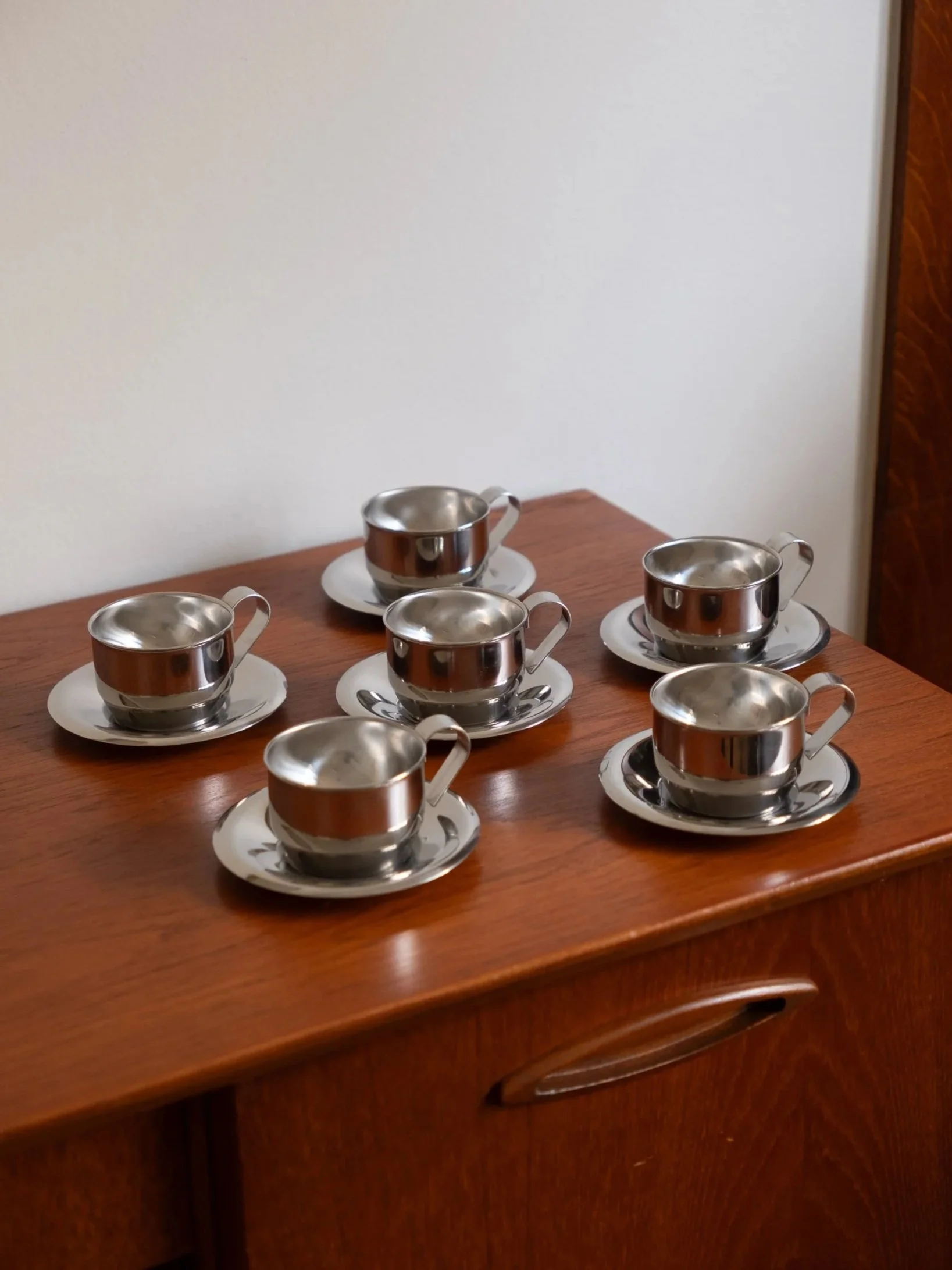 ensemble de six tasses à café vintage en inox et leurs sous-tasses design des années 70