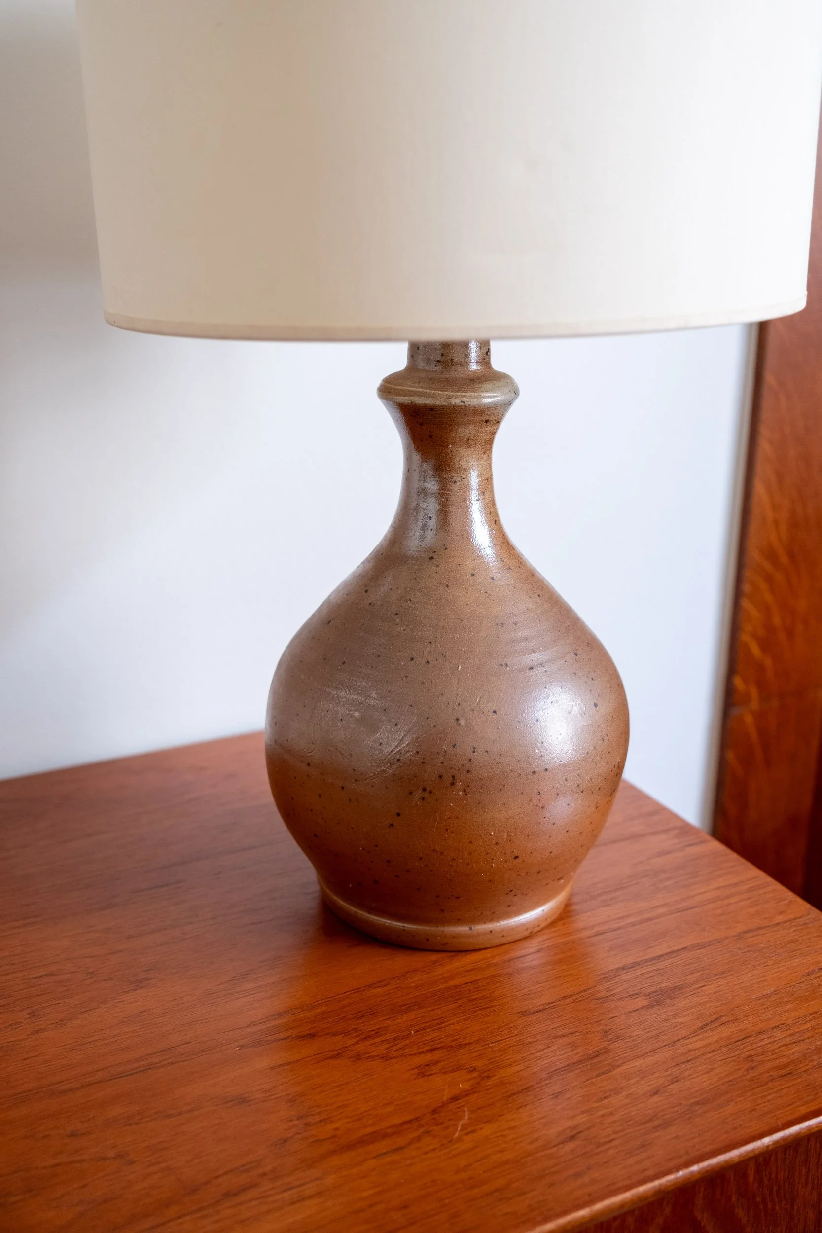 autre angle de vue sur cette lampe vintage avec un pied en grès