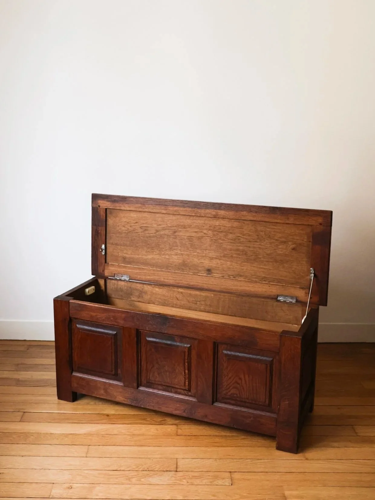 le coffre vintage en bois ouvert montrant sa capacité de rangement