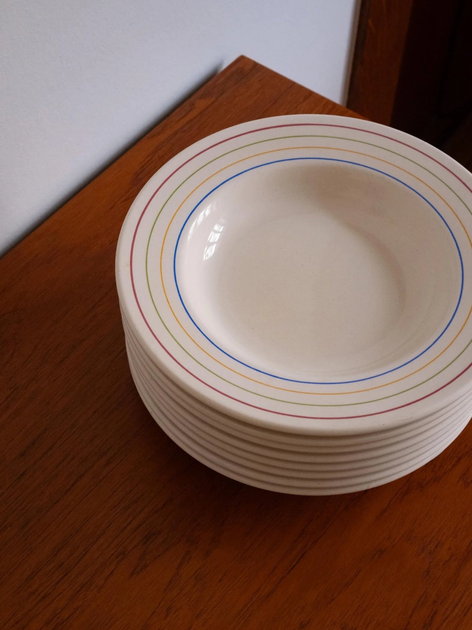 ensemble d'assiettes creuses vintage de couleurs en très bon état