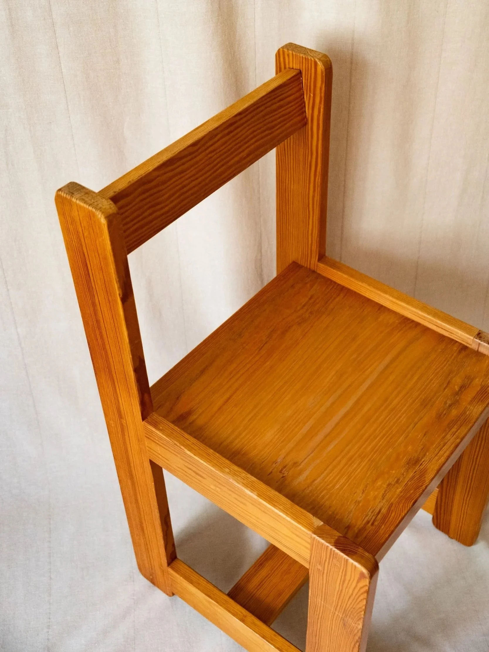 Chaise-cubiste-pin-massifann%C3%A9es-70-Pupilles-Vintage-Rennes2.jpg