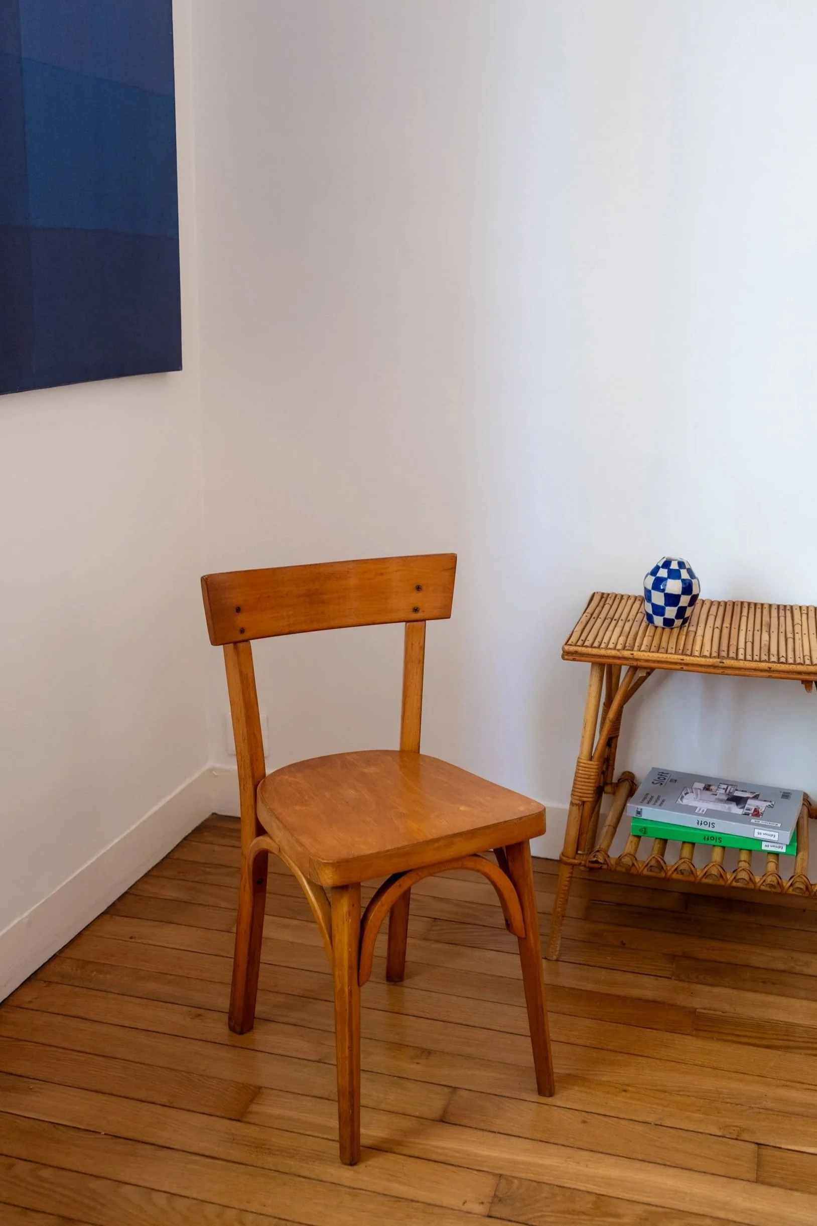 très belle chaise pour enfant en bois de la manufacture française Baumann mise en situation aux côtés d'une table d'appoint