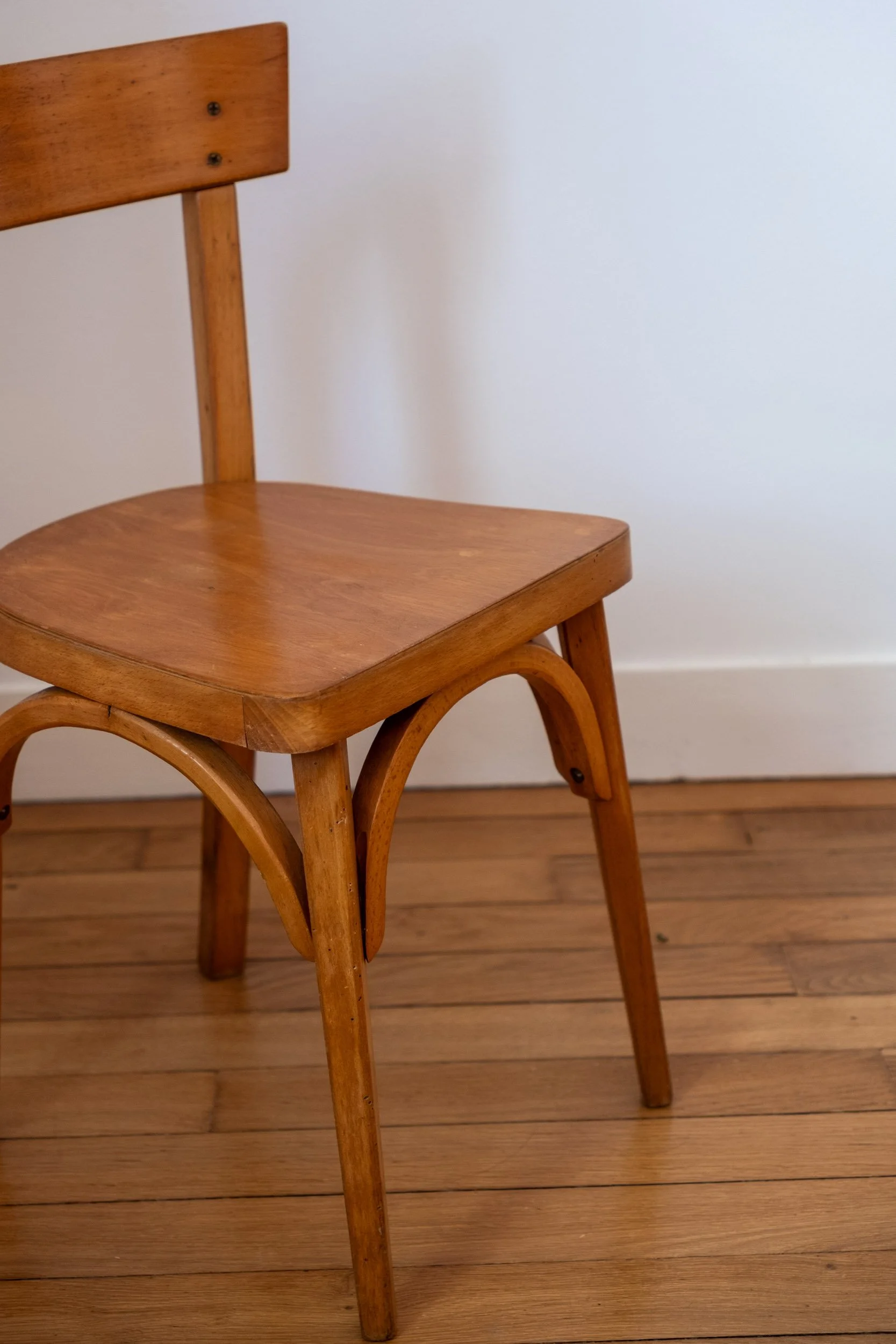 zoom sur les pieds de la chaise vintage pour enfant Baumann en bois