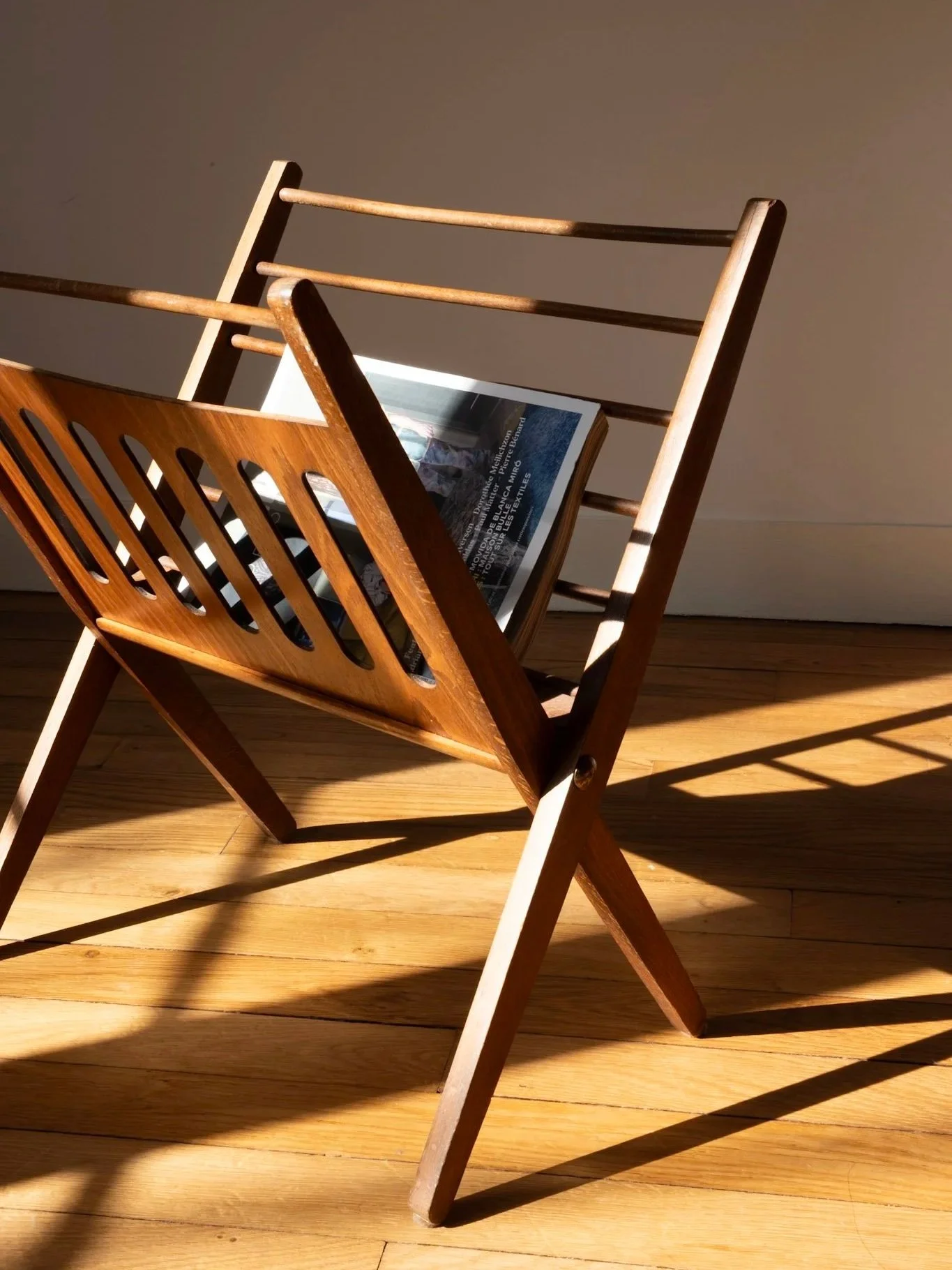 zoom sur le côté droit du porte-revues vintage en parfait état montrant ses lignes géométriques très design et contemporaines typique du design néerlandais des années 50