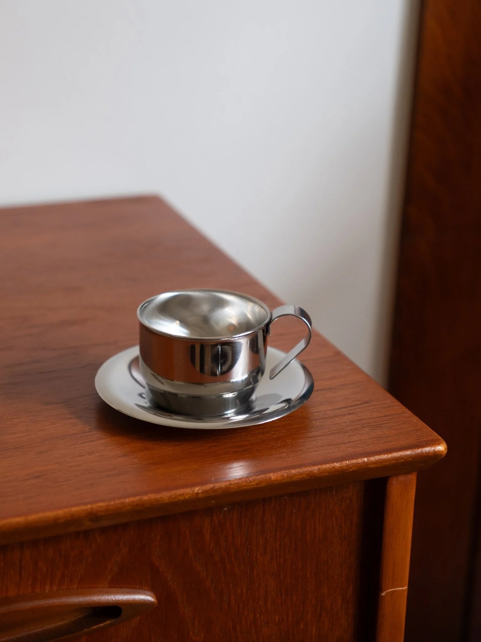 zoom sur une tasses en inox et sa sous-tasse en parfait état