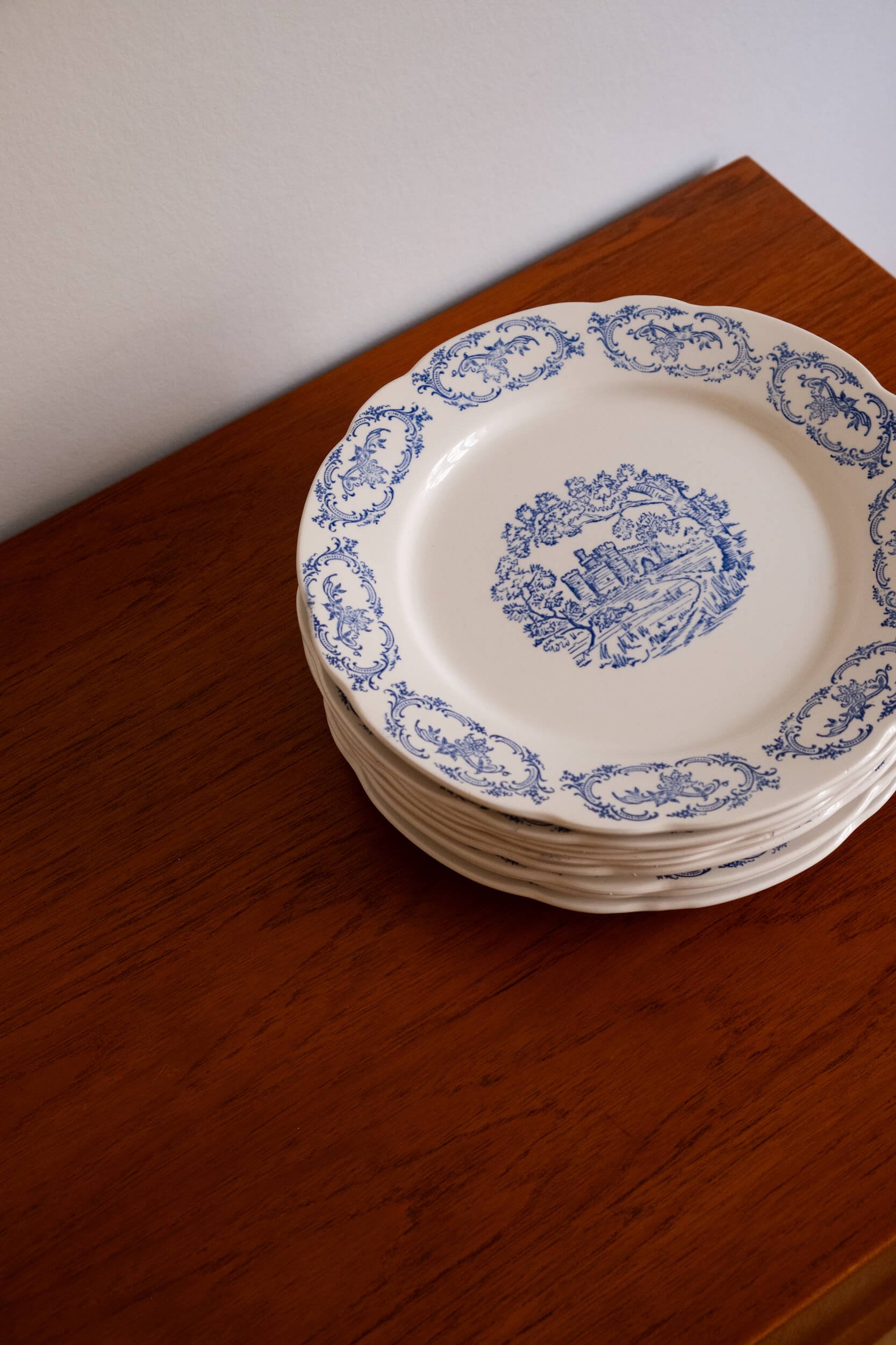 Ensemble de 9 assiettes plates - Saint-Amand, début XXème