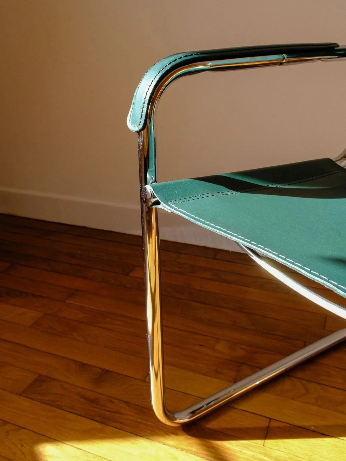 Fauteuil-tubulaire-cuir-vert-anne%CC%81es-70-Pupilles-Vintage-Rennes5.jpg