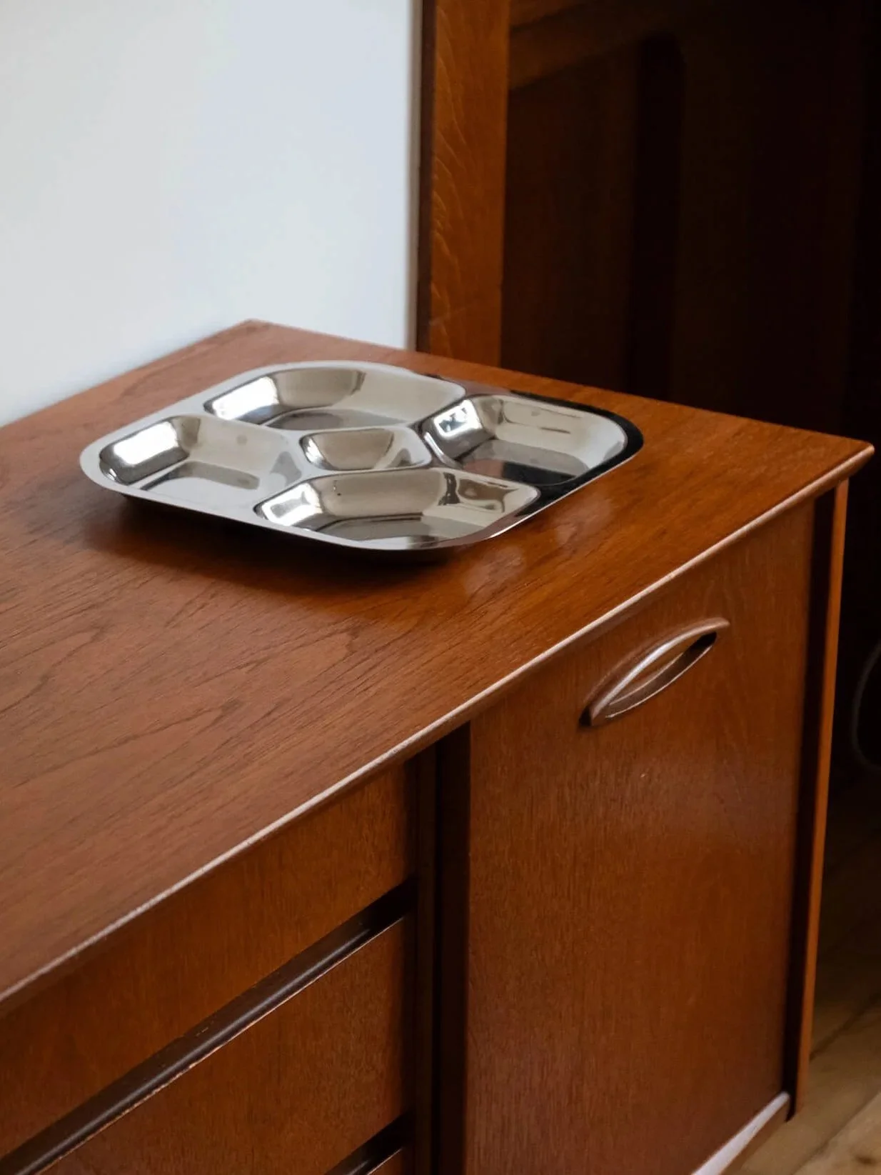 plat à compartiments en inox carré design typique des années 70
