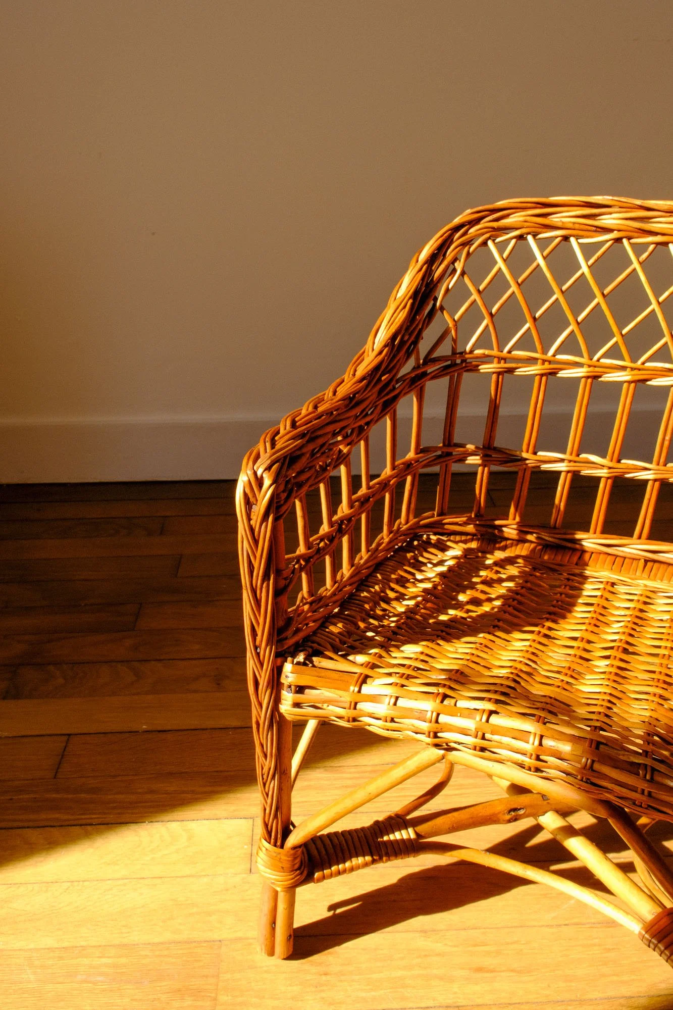 Petit fauteuil en osier pour enfant