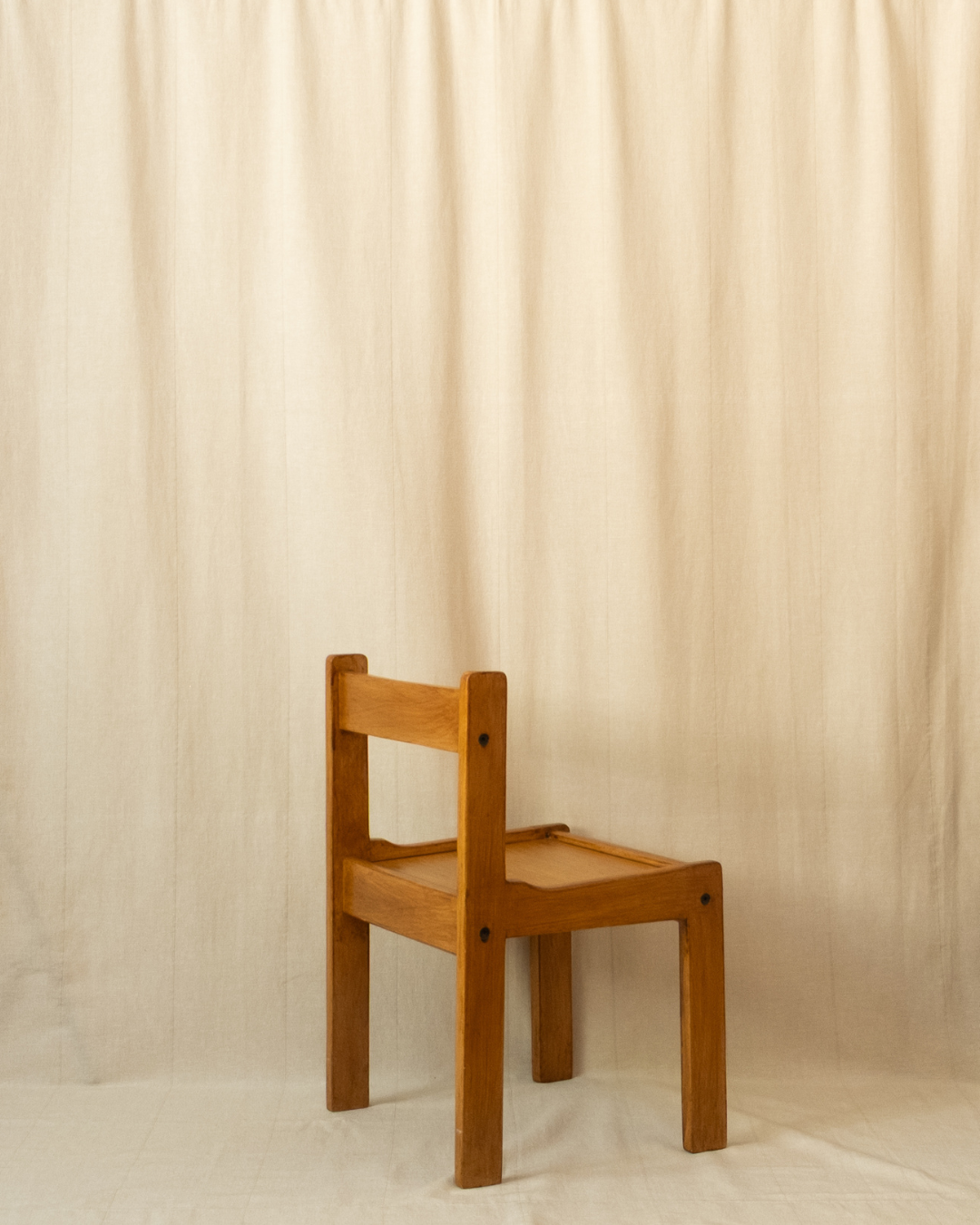 la chaise pour enfant en bois vue de l'arrière dans le goût de la Maison Regain design minimaliste