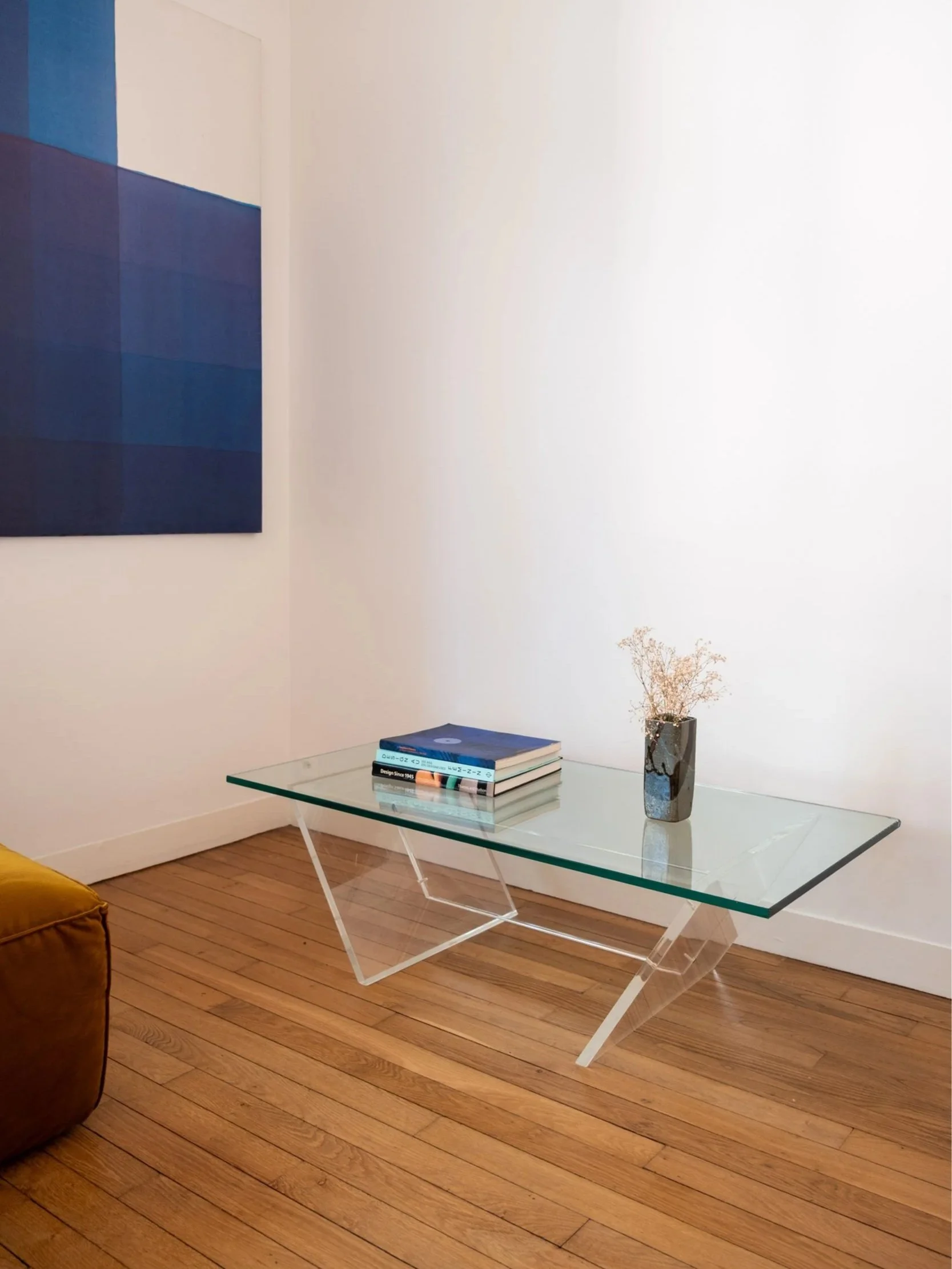 la table basse en verre et plexiglas vue de face en parfait état