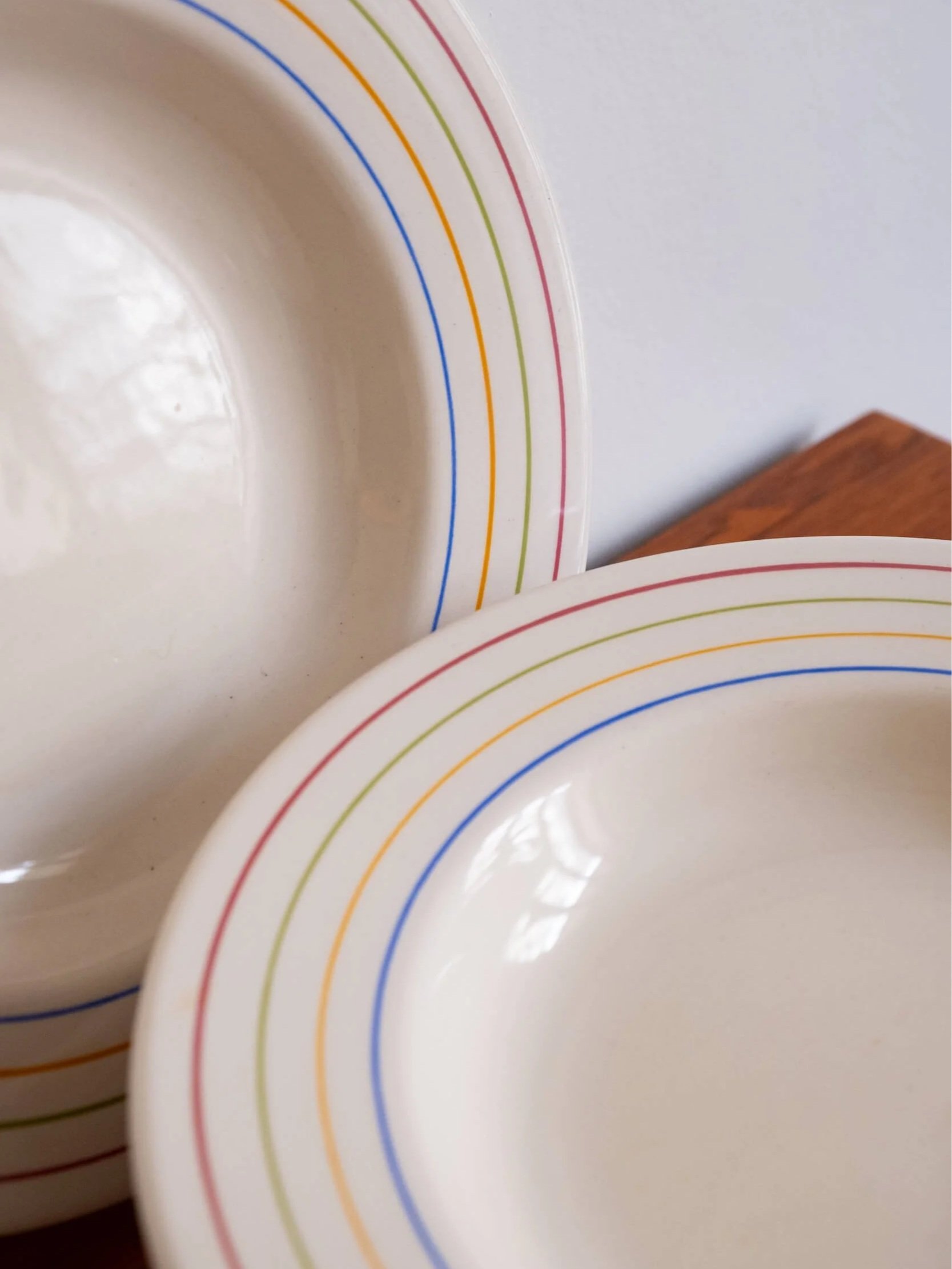 focus sur les rayures de différentes couleurs sur ces assiettes vintage