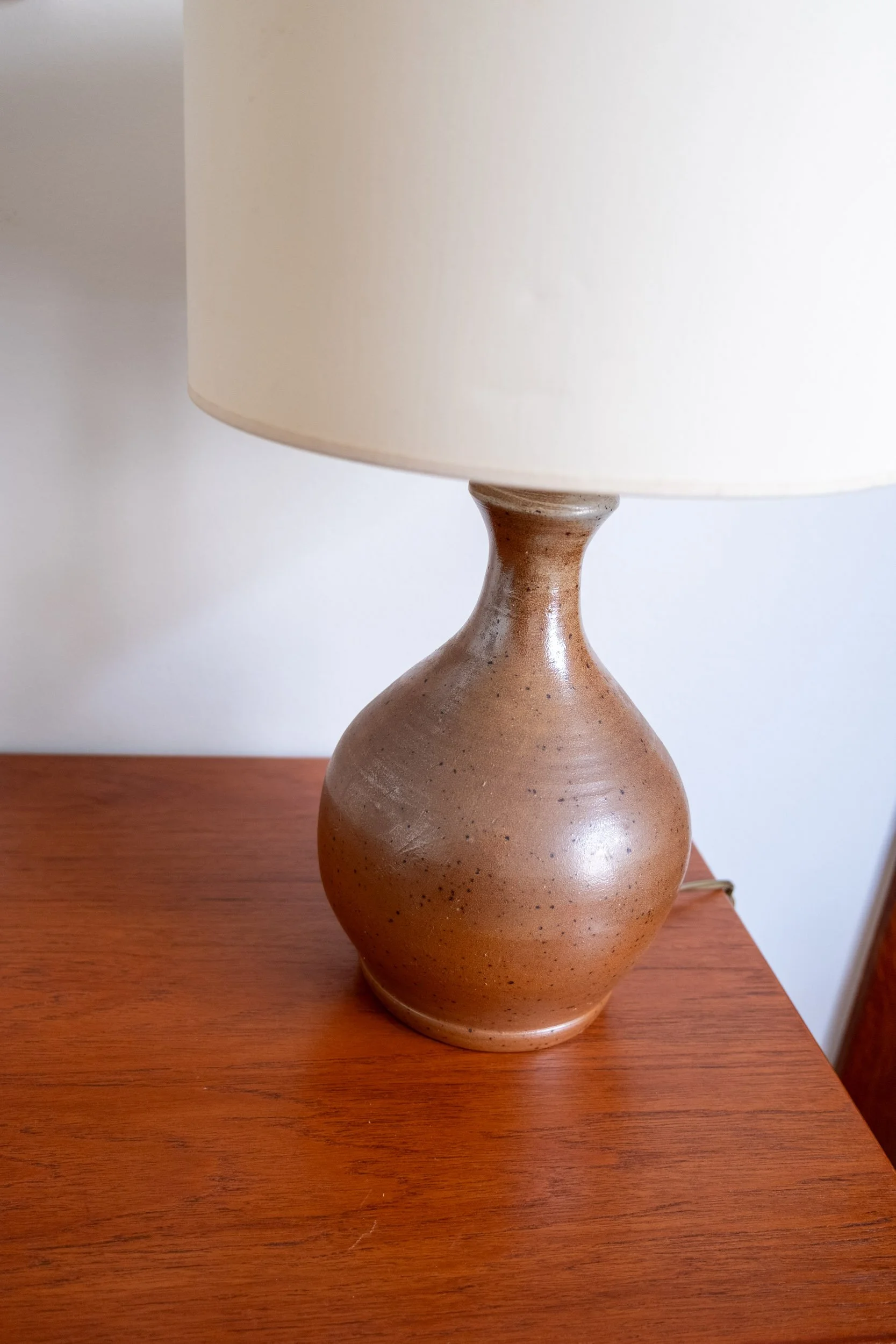 focus sur son pied en grès vintage avec des détails uniques