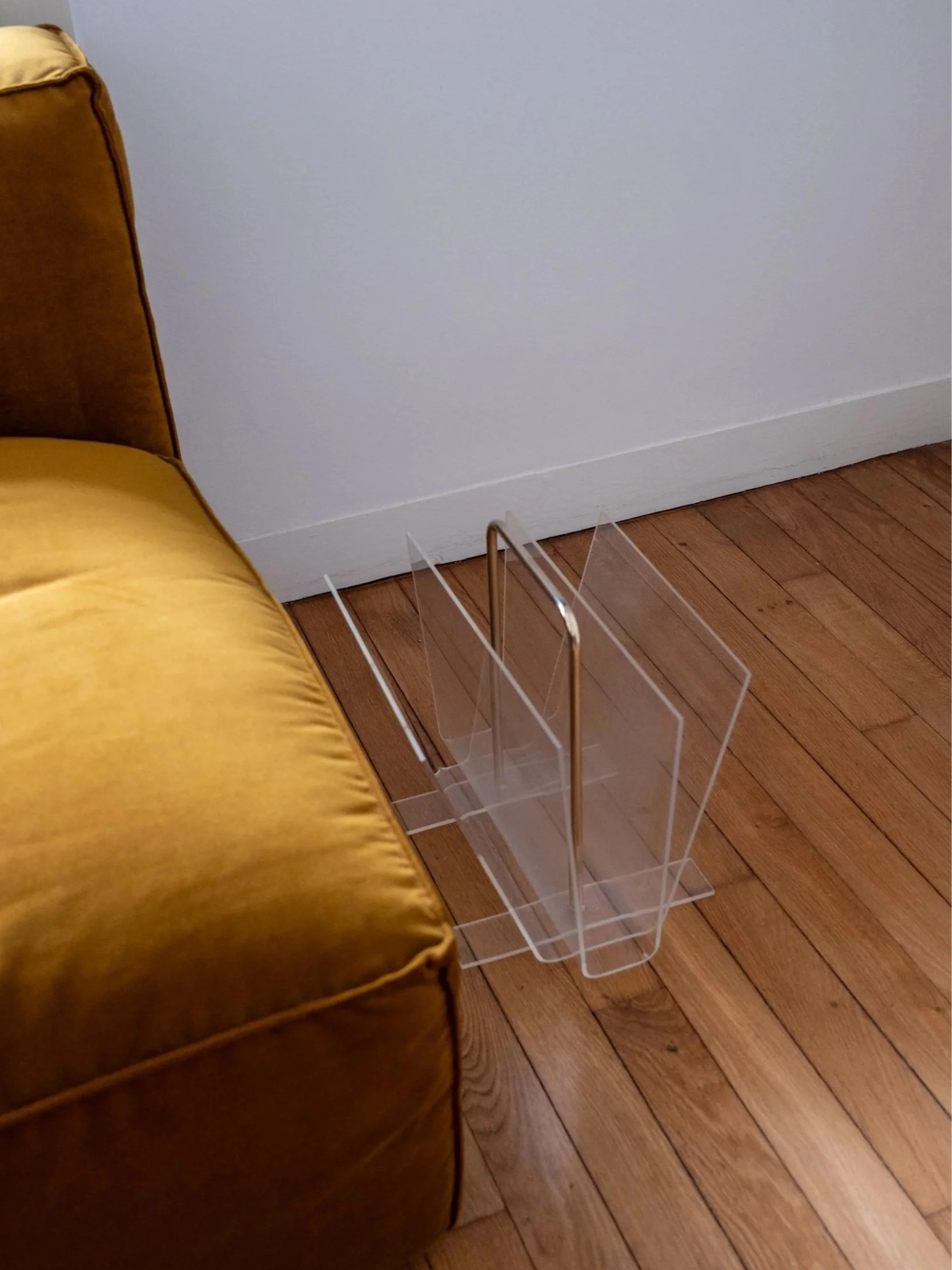 autre angle de vue sur ce porte-revues en plexiglas au design typique des années 70
