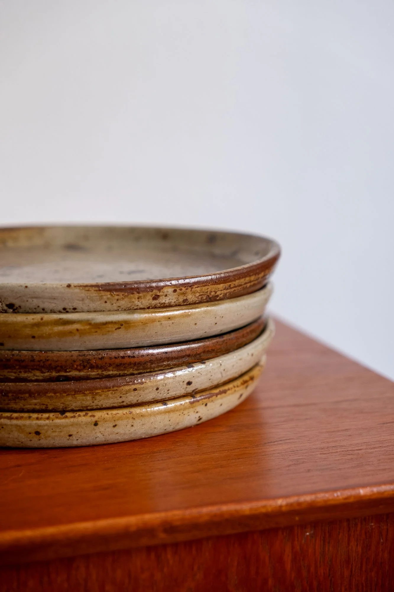 Assiettes-plates-en-grès-pyrité-artisanal-Pupilles-Vintage-Rennes2.jpg