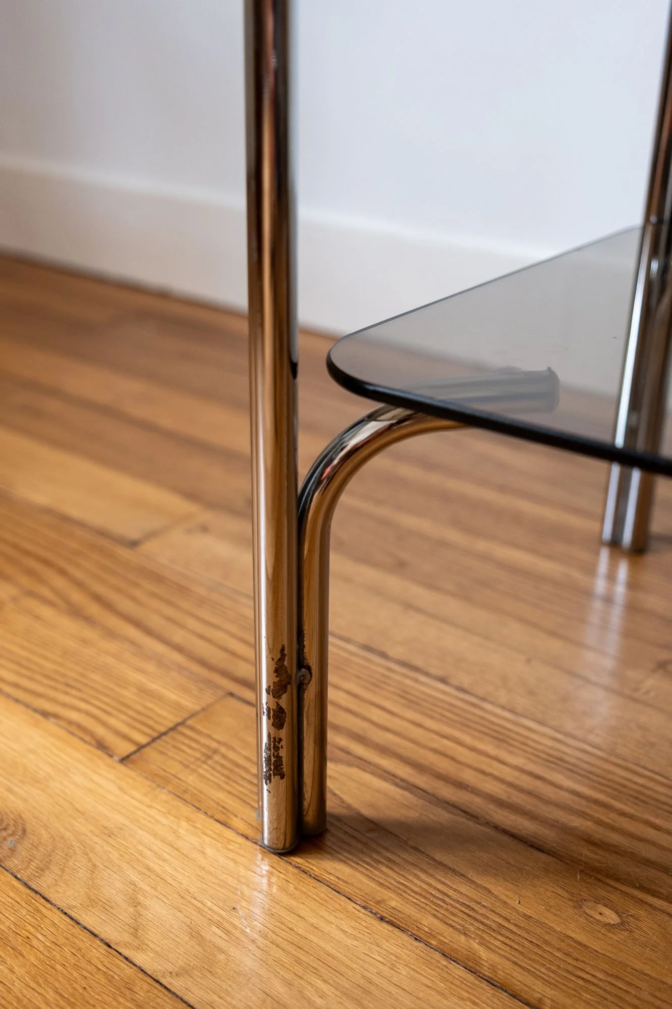 Table-d'appoint-chrome-verre-fumé-vintage-Années-70-Pupilles-Vintage-Rennes3.jpg
