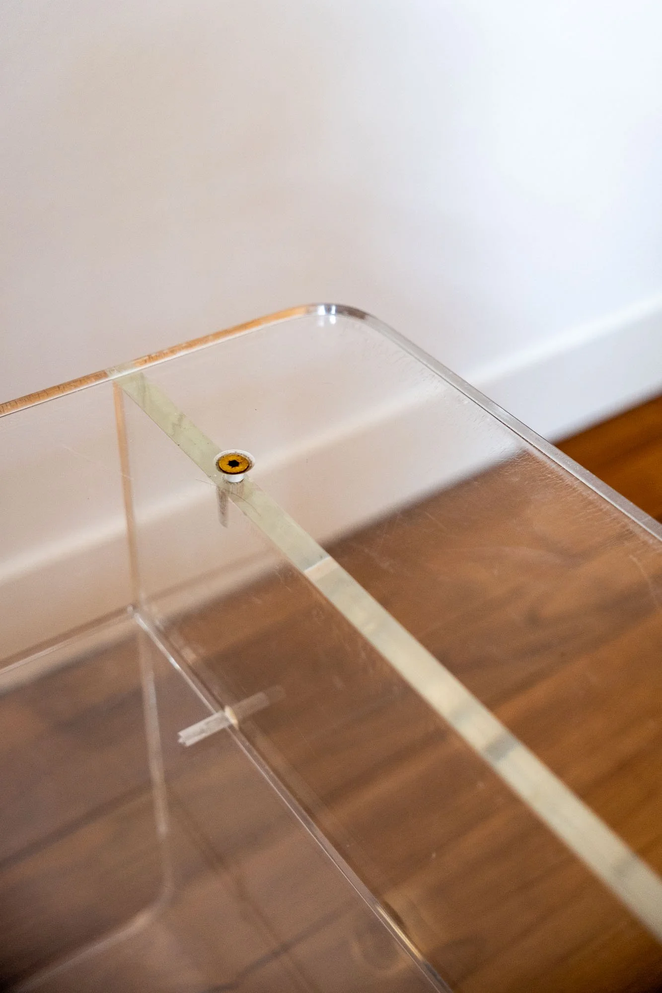 Table-roulante-plexiglas-doré-années-70-vintage-Pupilles-Vintage-Rennes5.jpg