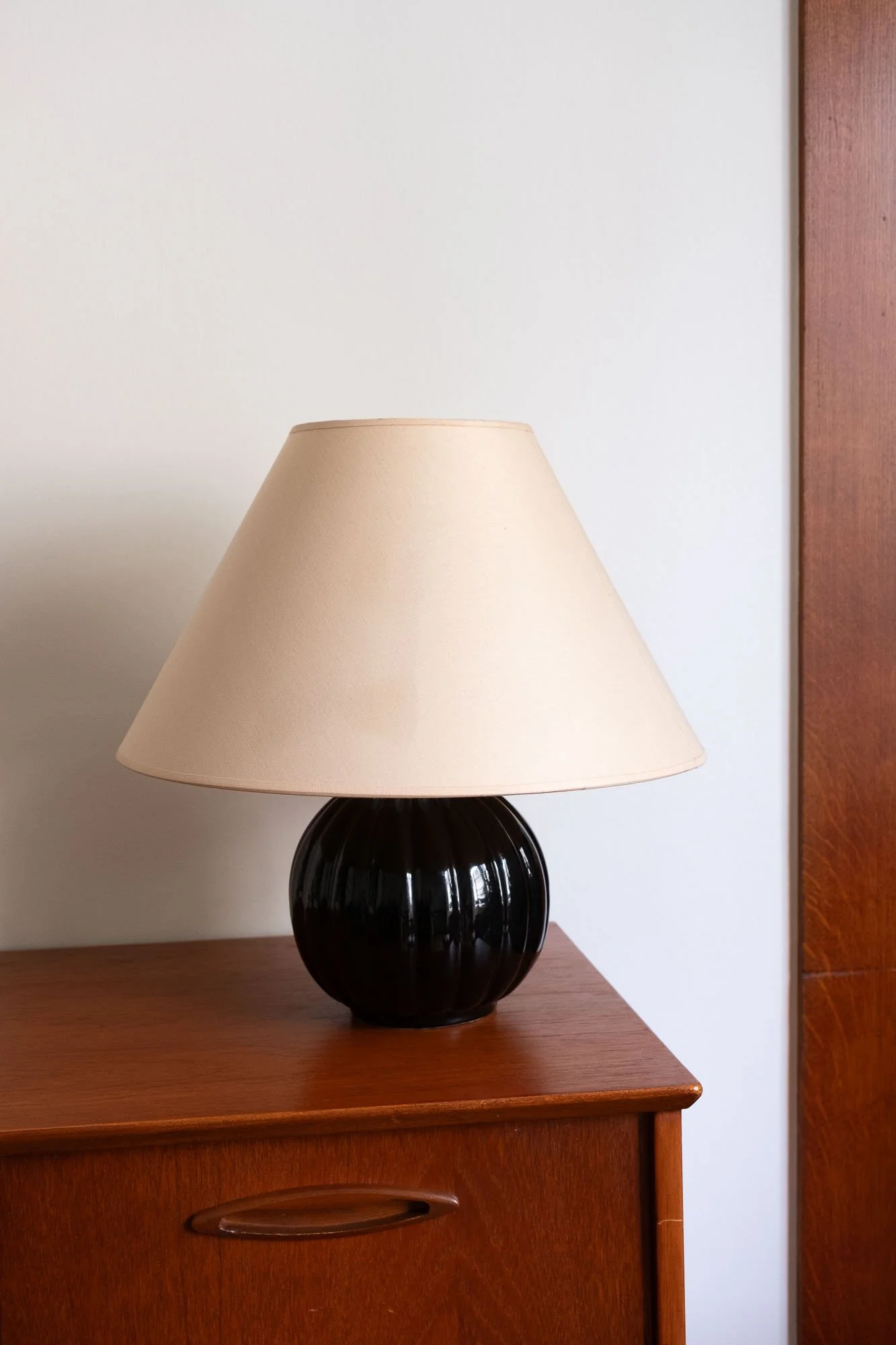 Lampe-pied-céramique-noir-vintage-Pupilles-Vintage-Rennes3.jpg