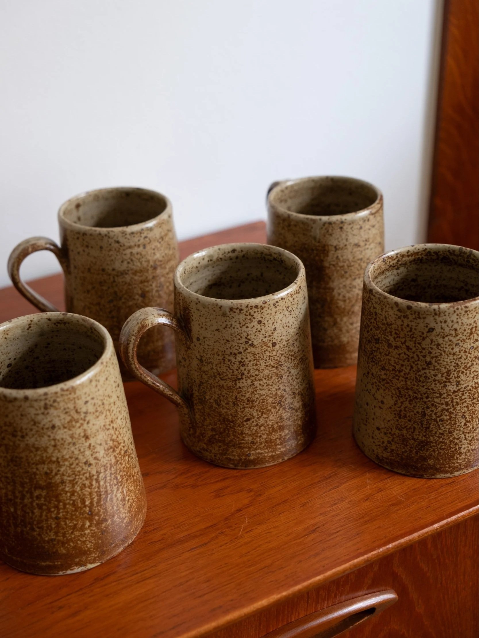 un autre angle permettant de voir cet ensemble de tasses en grès vintage