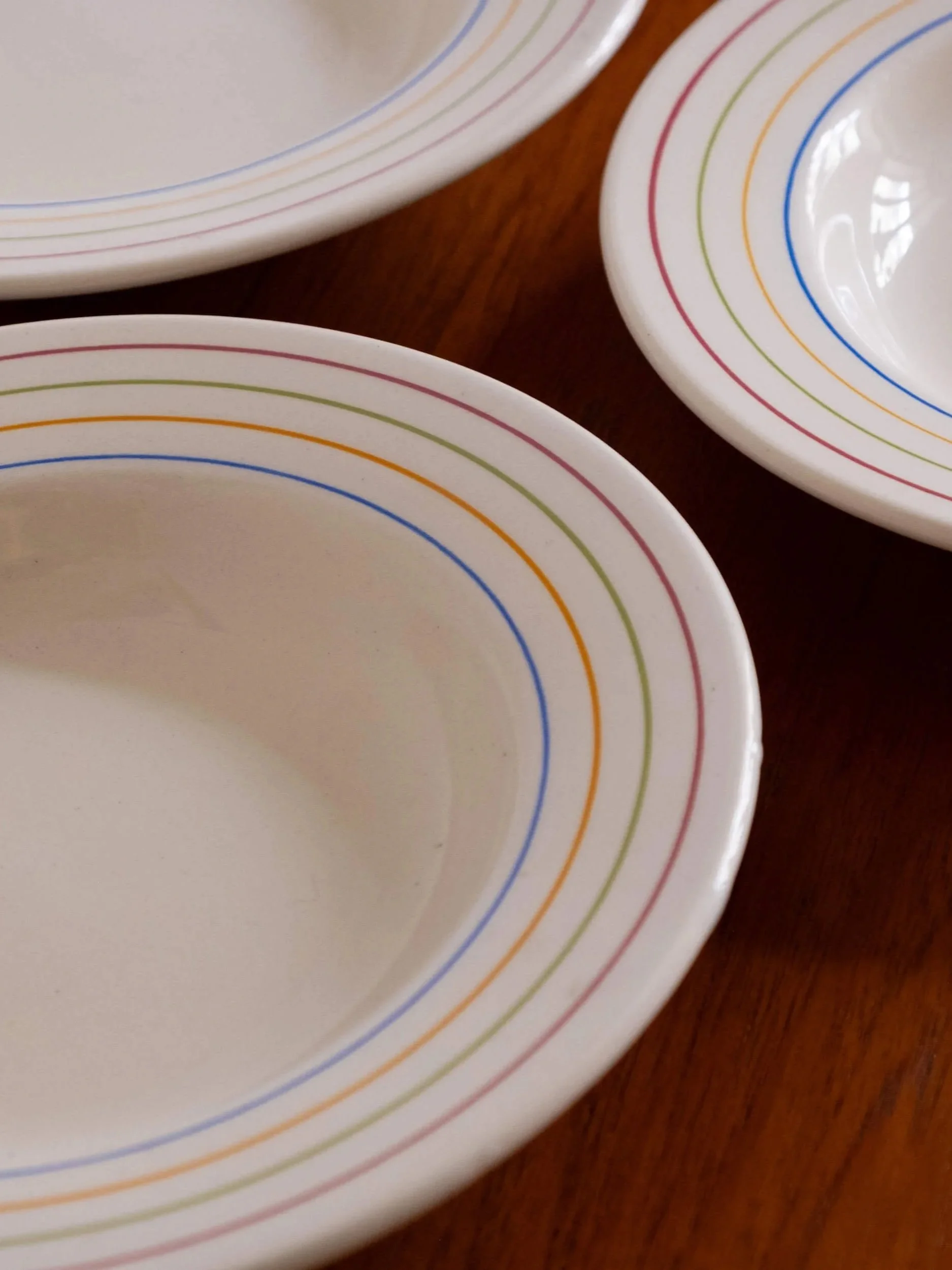 zoom sur les assiettes creuses vintage de couleurs