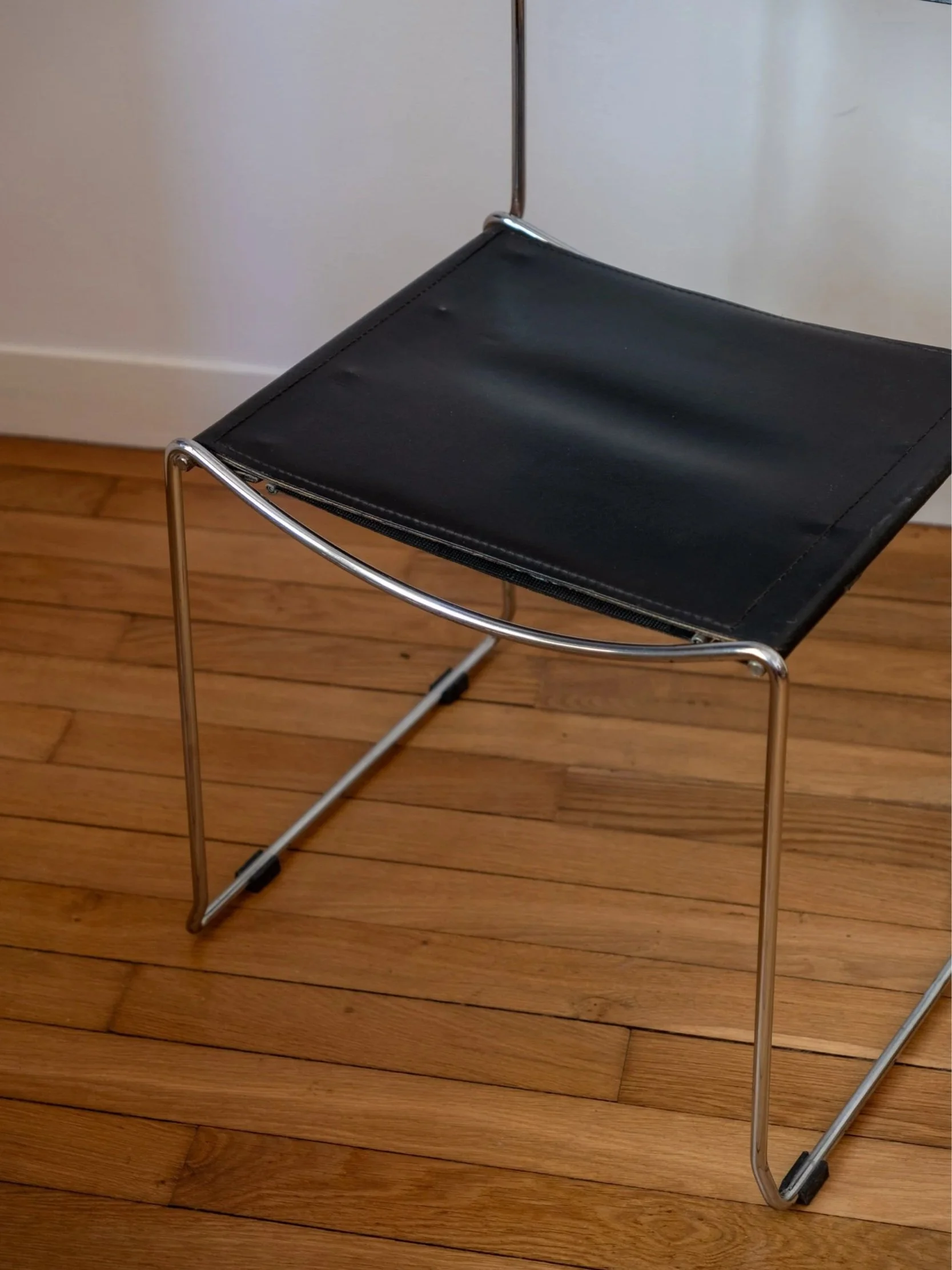 focus sur un détail de la chaise italienne Giandomenico Belotti design des années 70