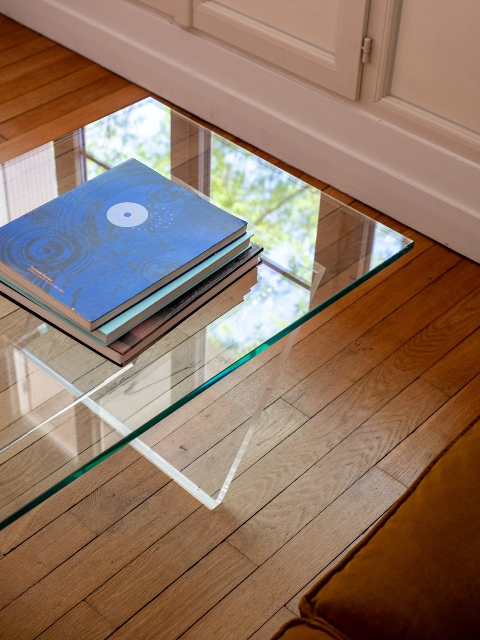 le plateau de la table basse vintage des années 70 vu de haut avec le reflet de la lumière dedans