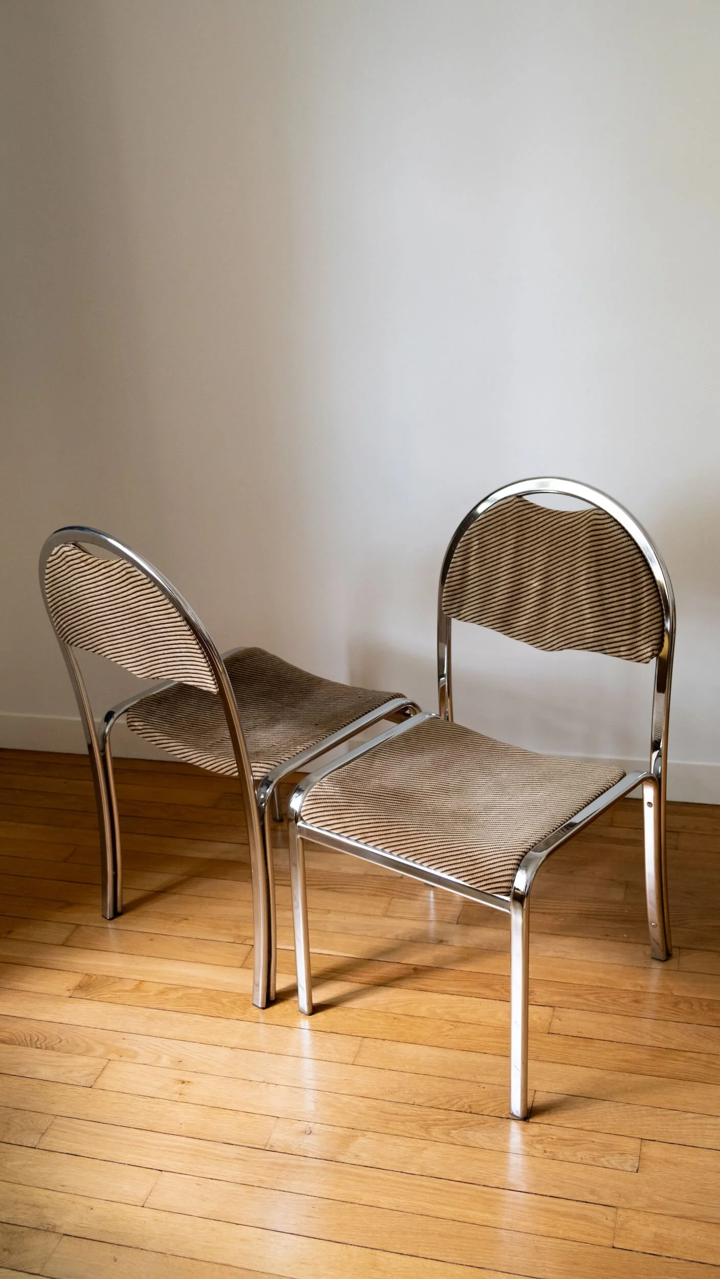 Paire de chaises italiennes métal chromé et tissu - Années 70