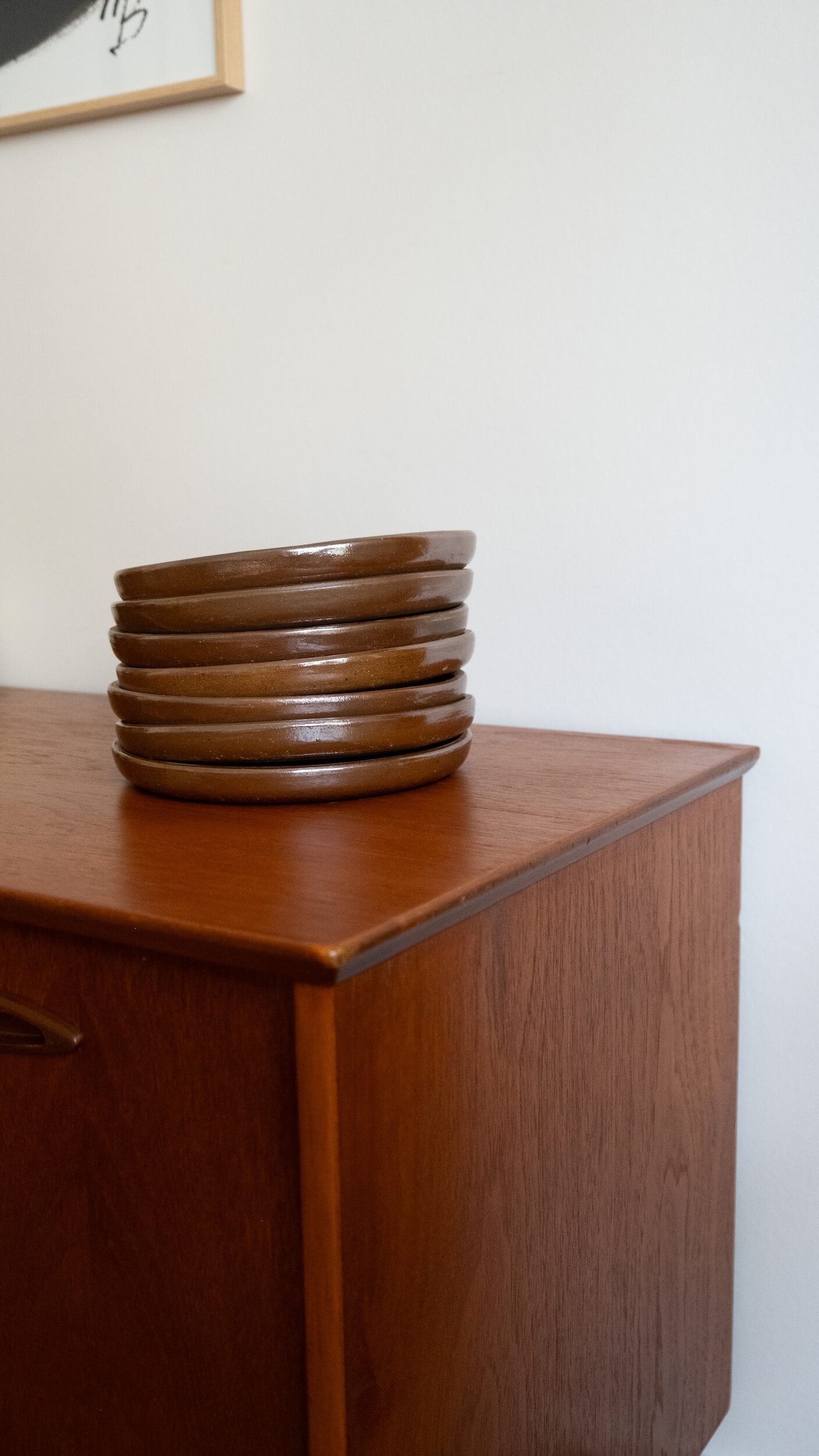 pile d'assiettes à dessert artisanales en grès intérieur au décor moucheté