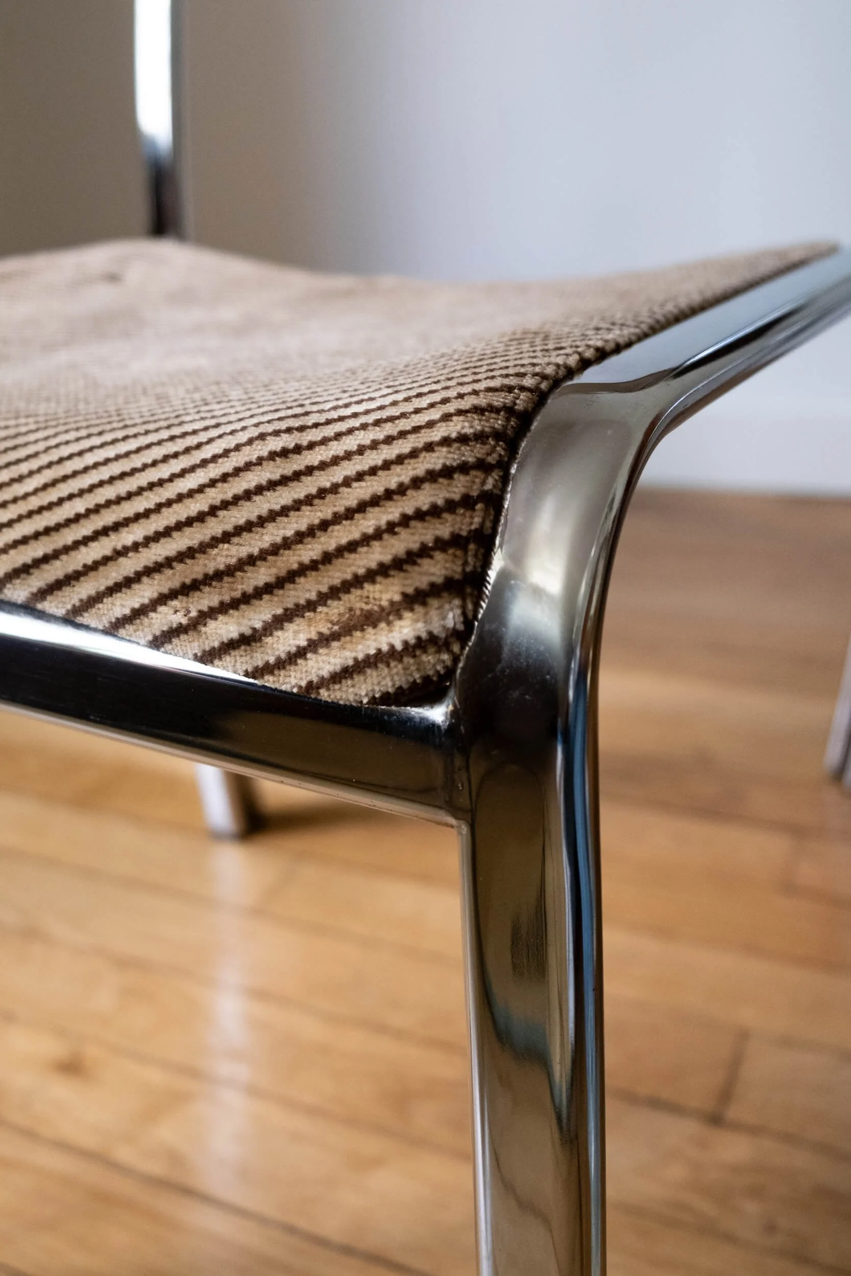 zoom sur l'assise des chaises italiennes modernistes des années 70