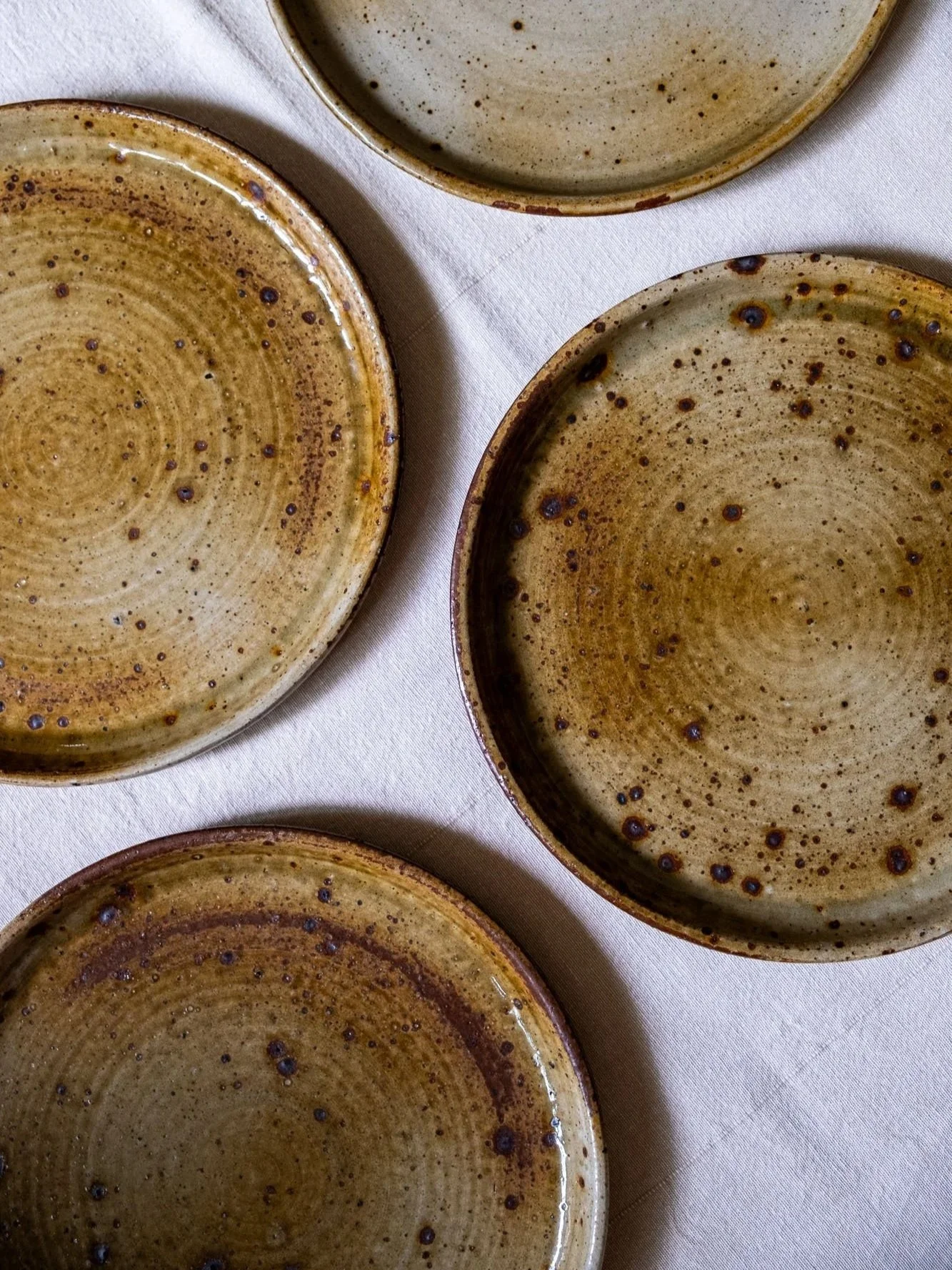 Assiettes-plates-en-gre%CC%80s-pyrite%CC%81-artisanal-Pupilles-Vintage-Rennes10.jpg