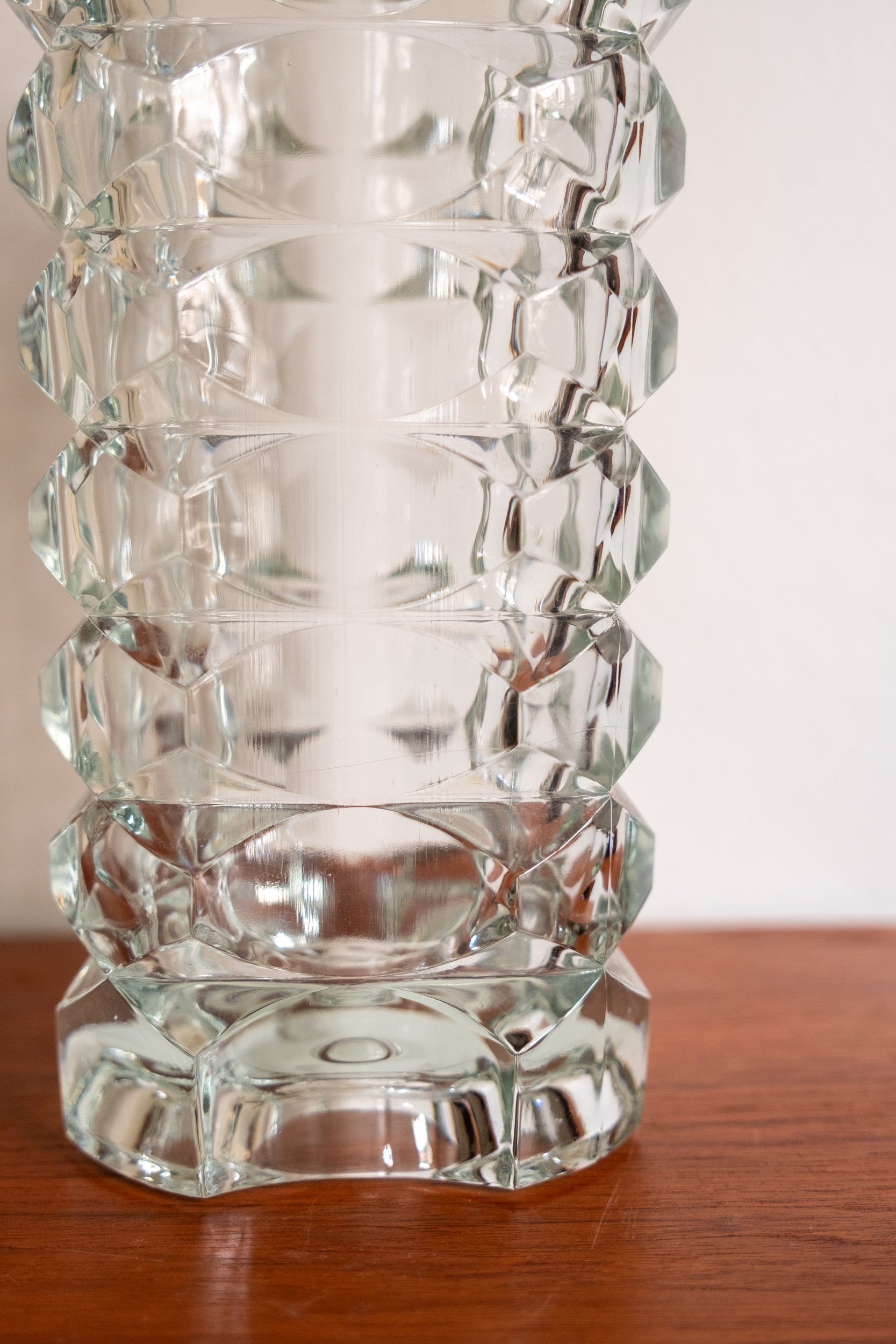 zoom sur le détail en verre facetté de ce vase modèle Windsor des années 70