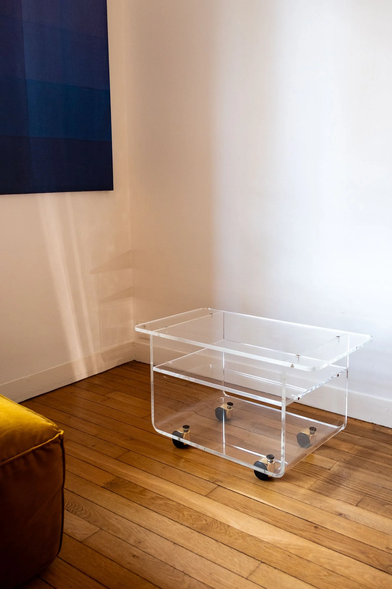 Table-roulante-plexiglas-doré-années-70-vintage-Pupilles-Vintage-Rennes1.jpg