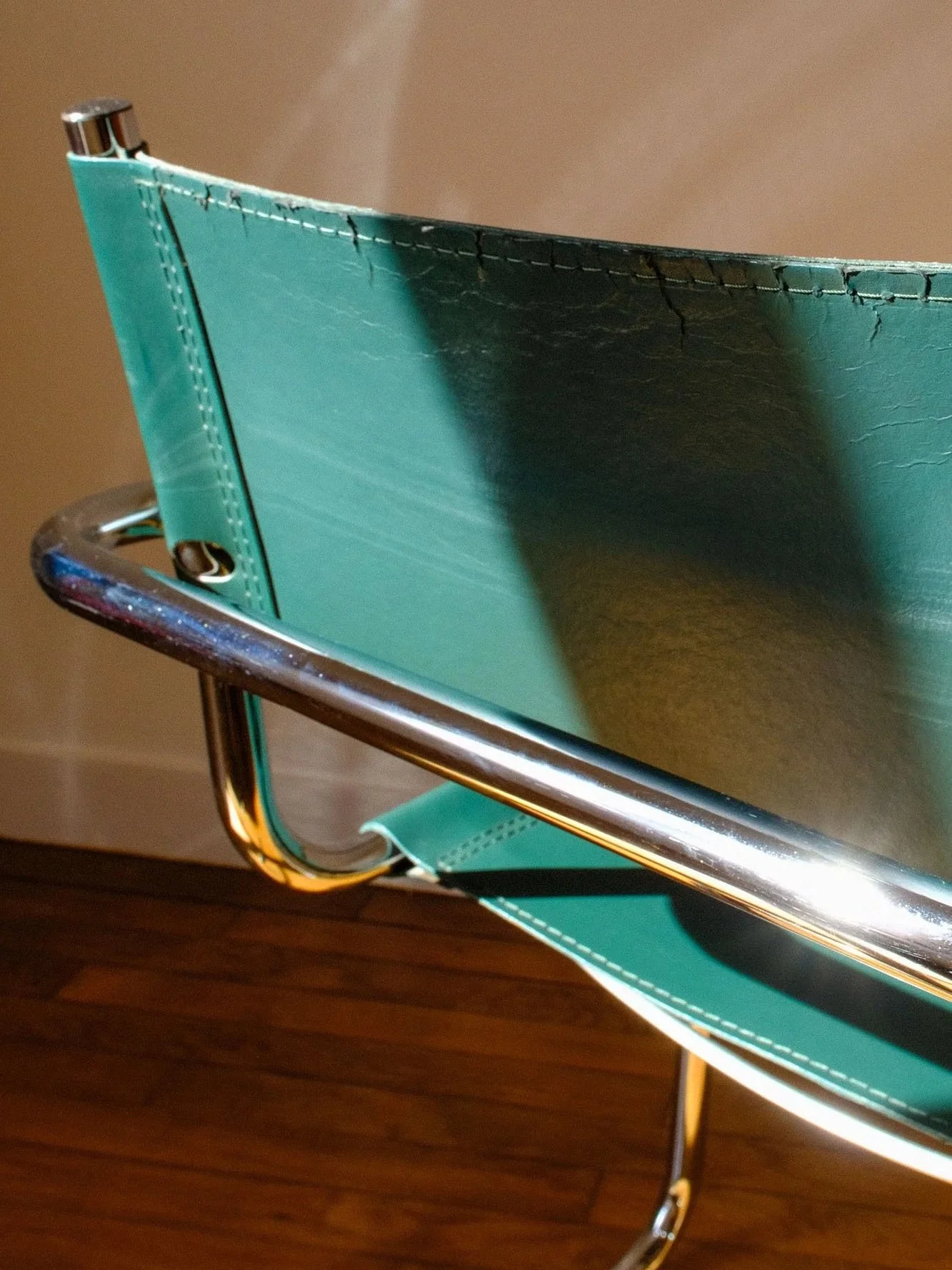 Fauteuil-tubulaire-cuir-vert-anne%CC%81es-70-Pupilles-Vintage-Rennes9.jpg