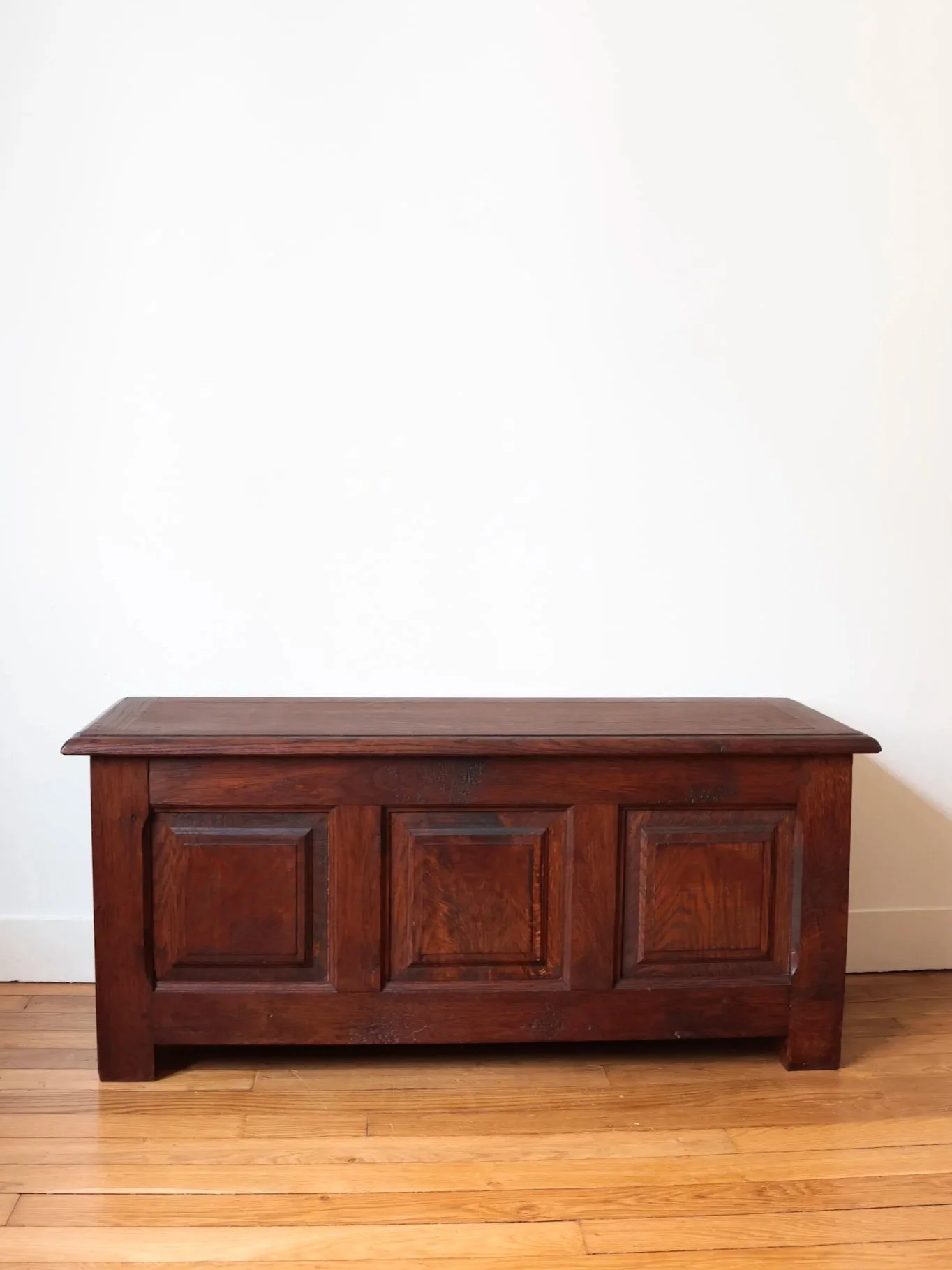 le coffre vintage en bois au design brutaliste vue de face