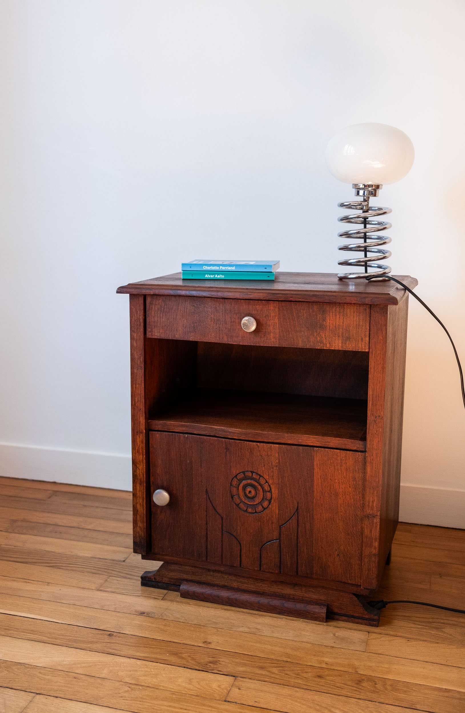 Table de chevet en bois sculpté années 30