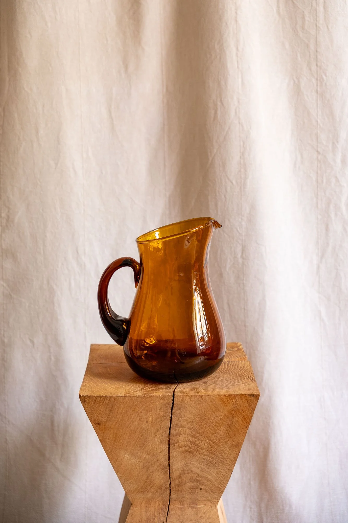 Carafe en verre soufflé ambré - Design années 70