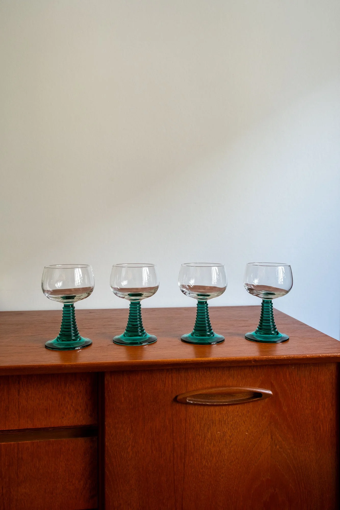 Verres-à-vin-pied-vert-émeraude-années-70-vintage-Pupilles-Vintage-Rennes7.jpg