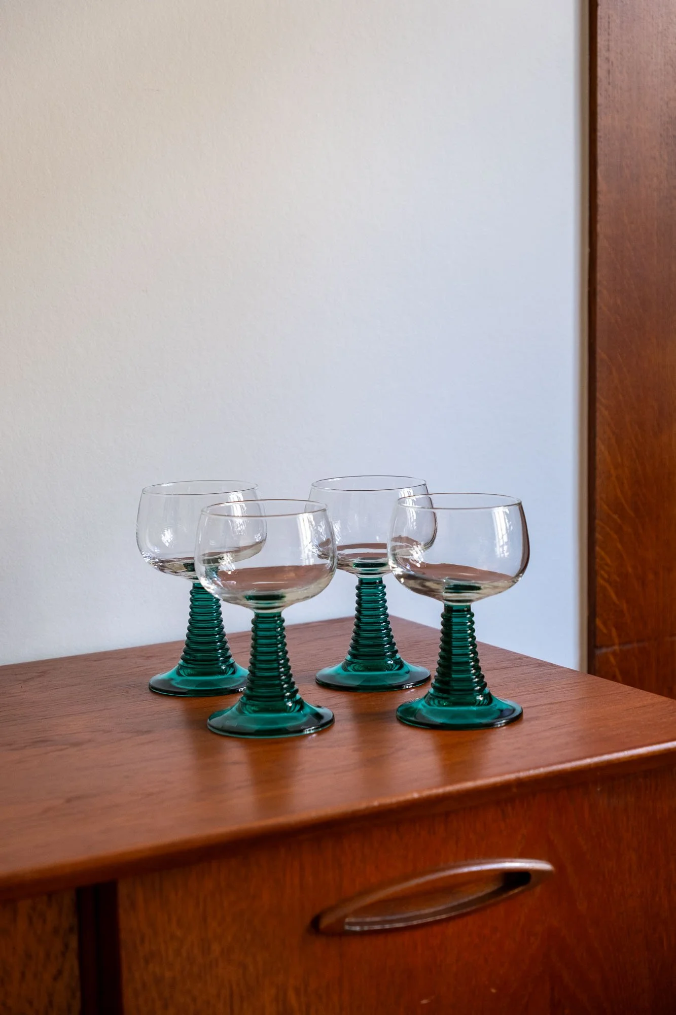 Verres-à-vin-pied-vert-émeraude-années-70-vintage-Pupilles-Vintage-Rennes1.jpg
