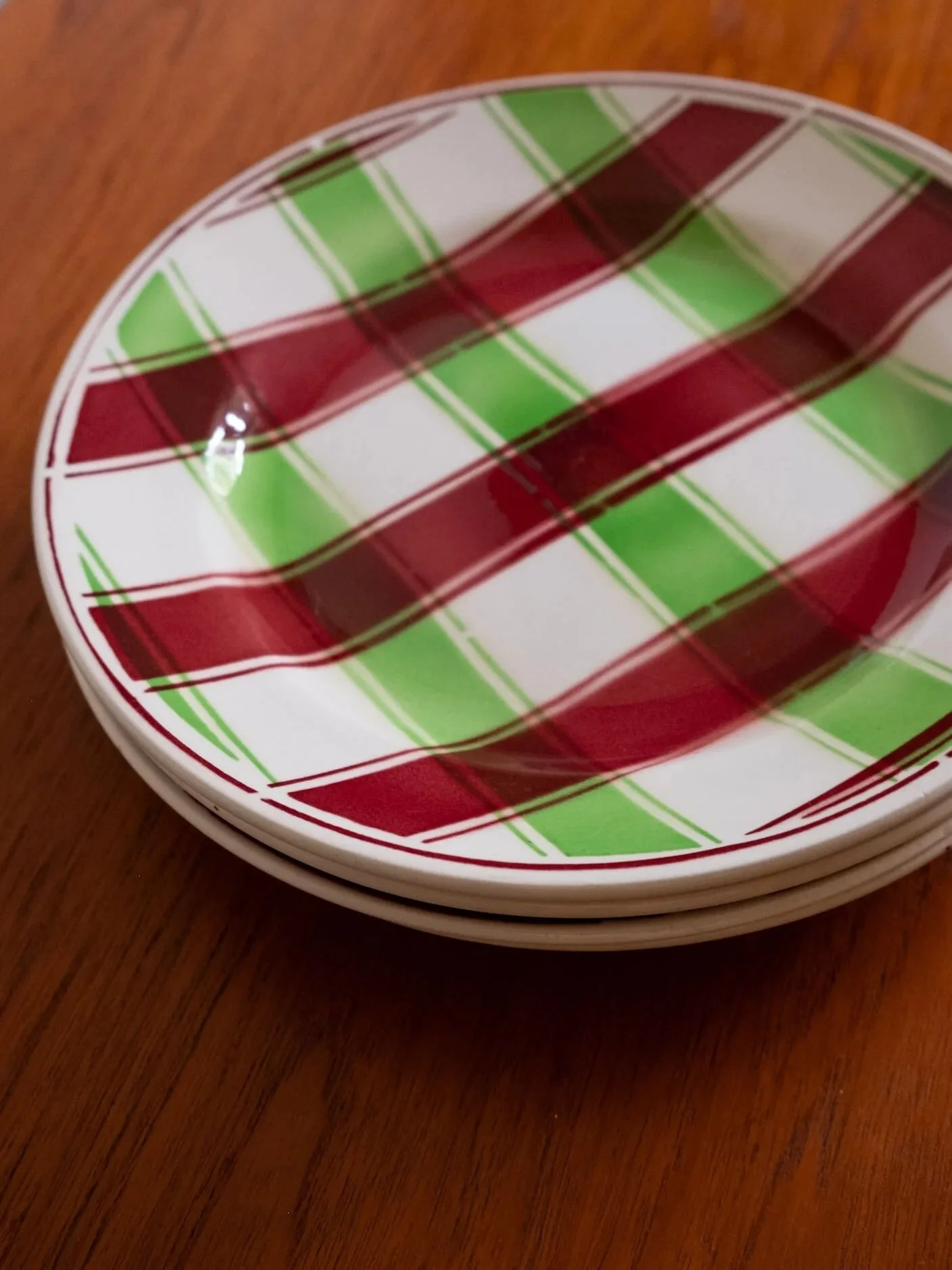 vue de haut sur ces assiettes vintage motif quadrillage en parfait état
