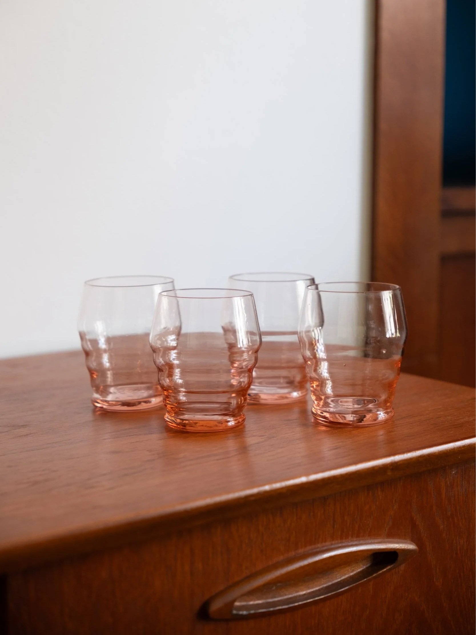 ensemble de 4 verres en verre rose vintage en parfait état