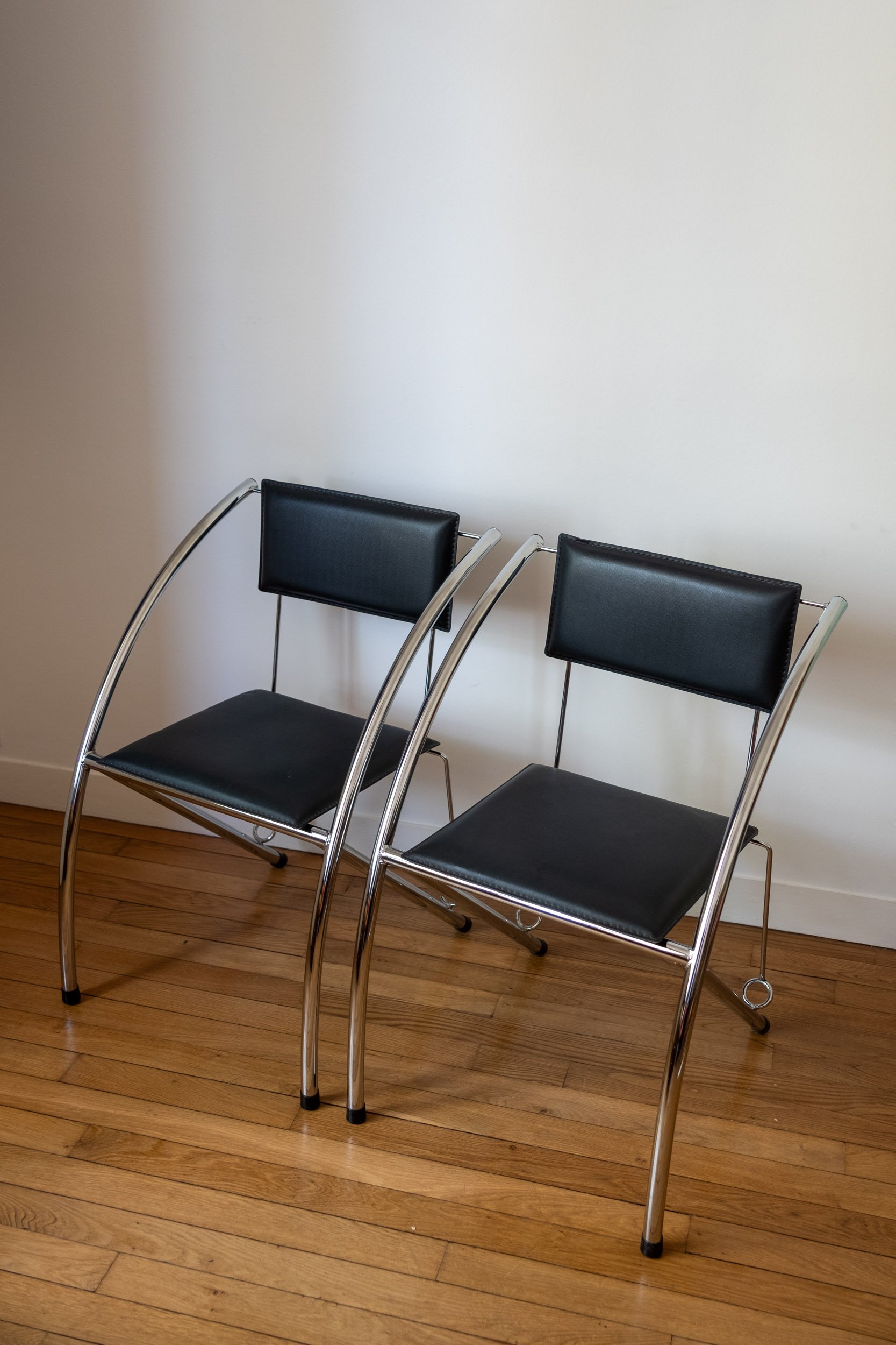 paire de chaises en métal chromé et similicuir noir design post-moderne des années 80