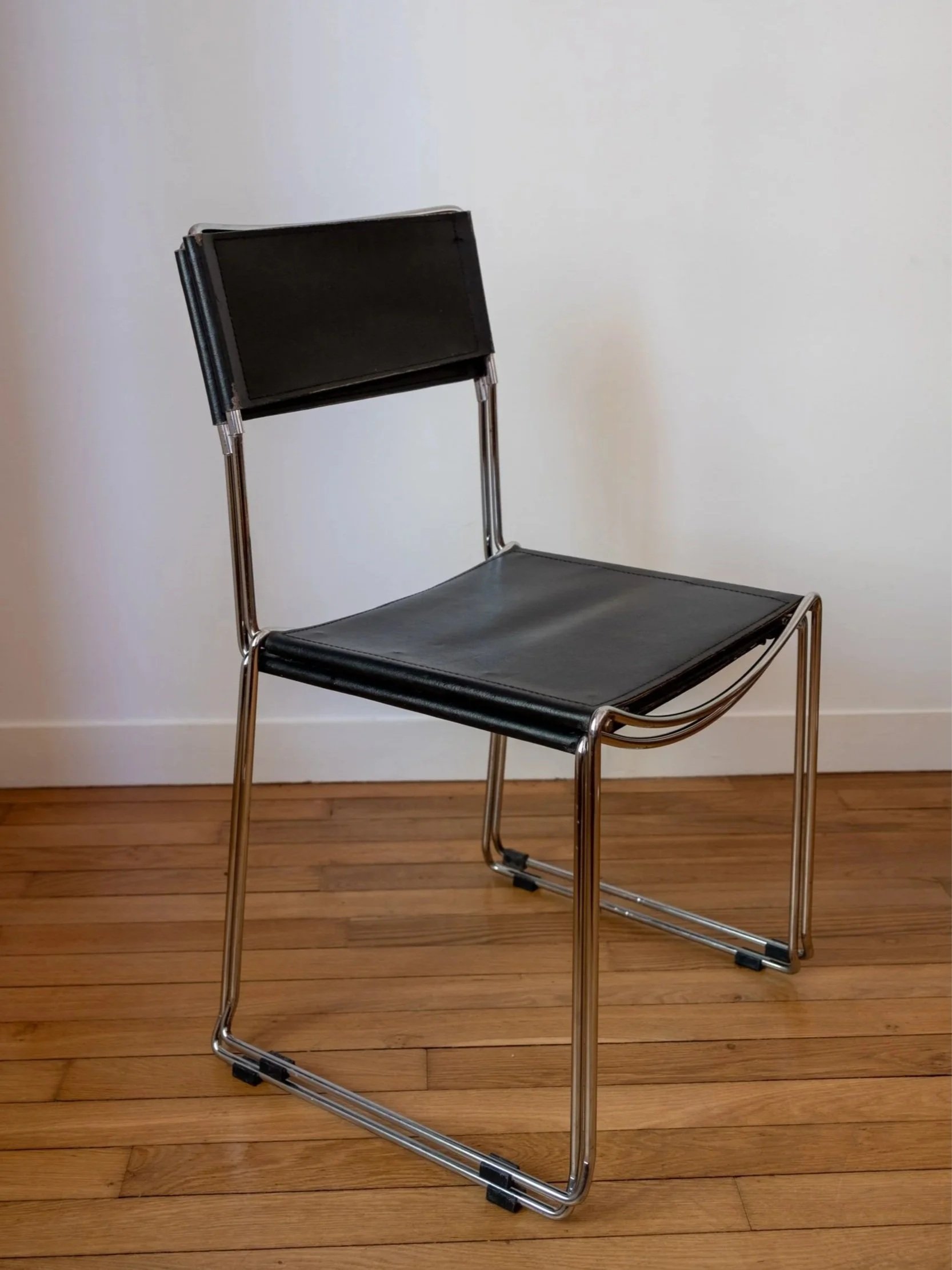 la paire de chaises italiennes empilées des années 70 en très bon état