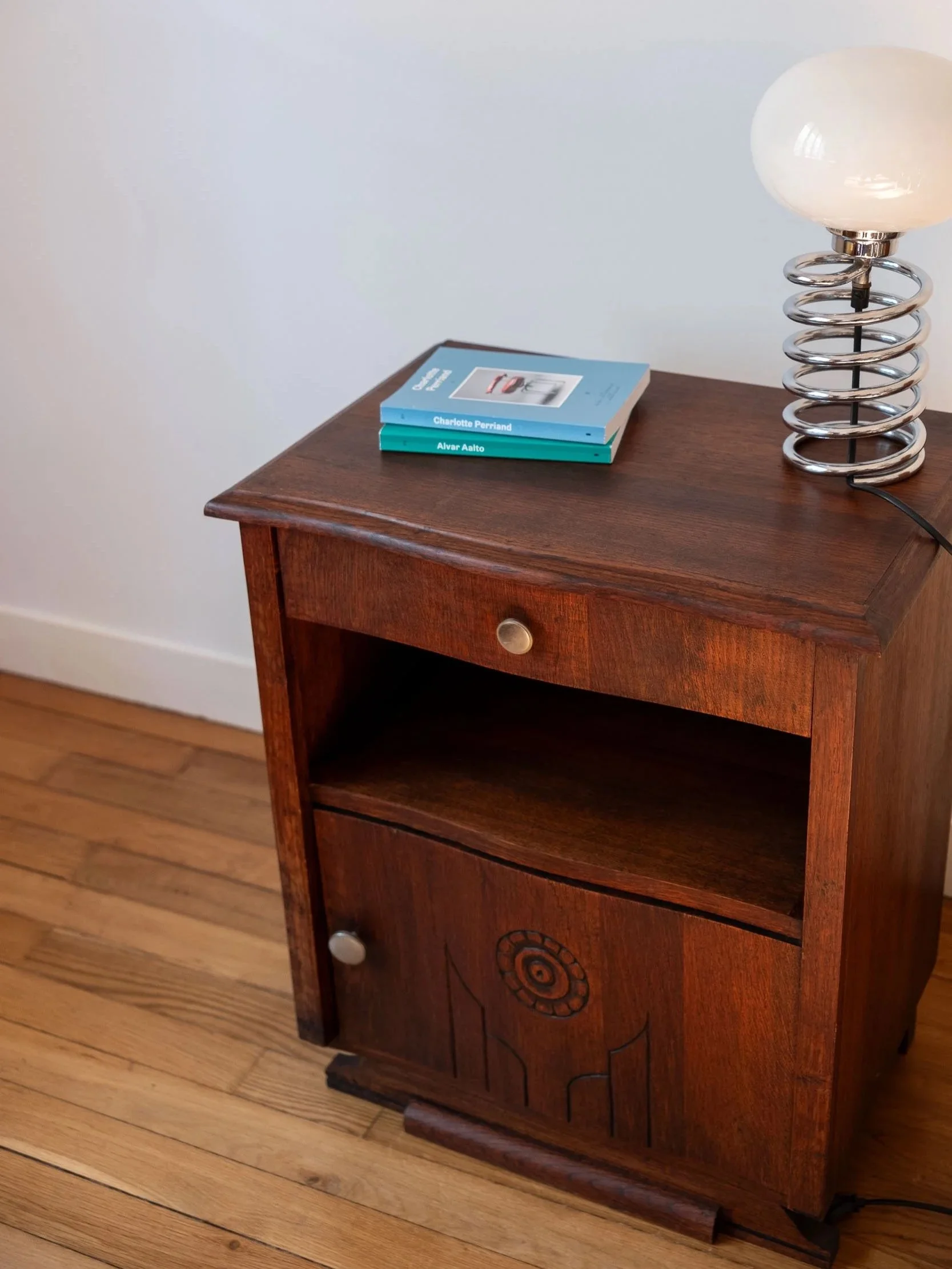 zoom sur le chevet en bois art déco