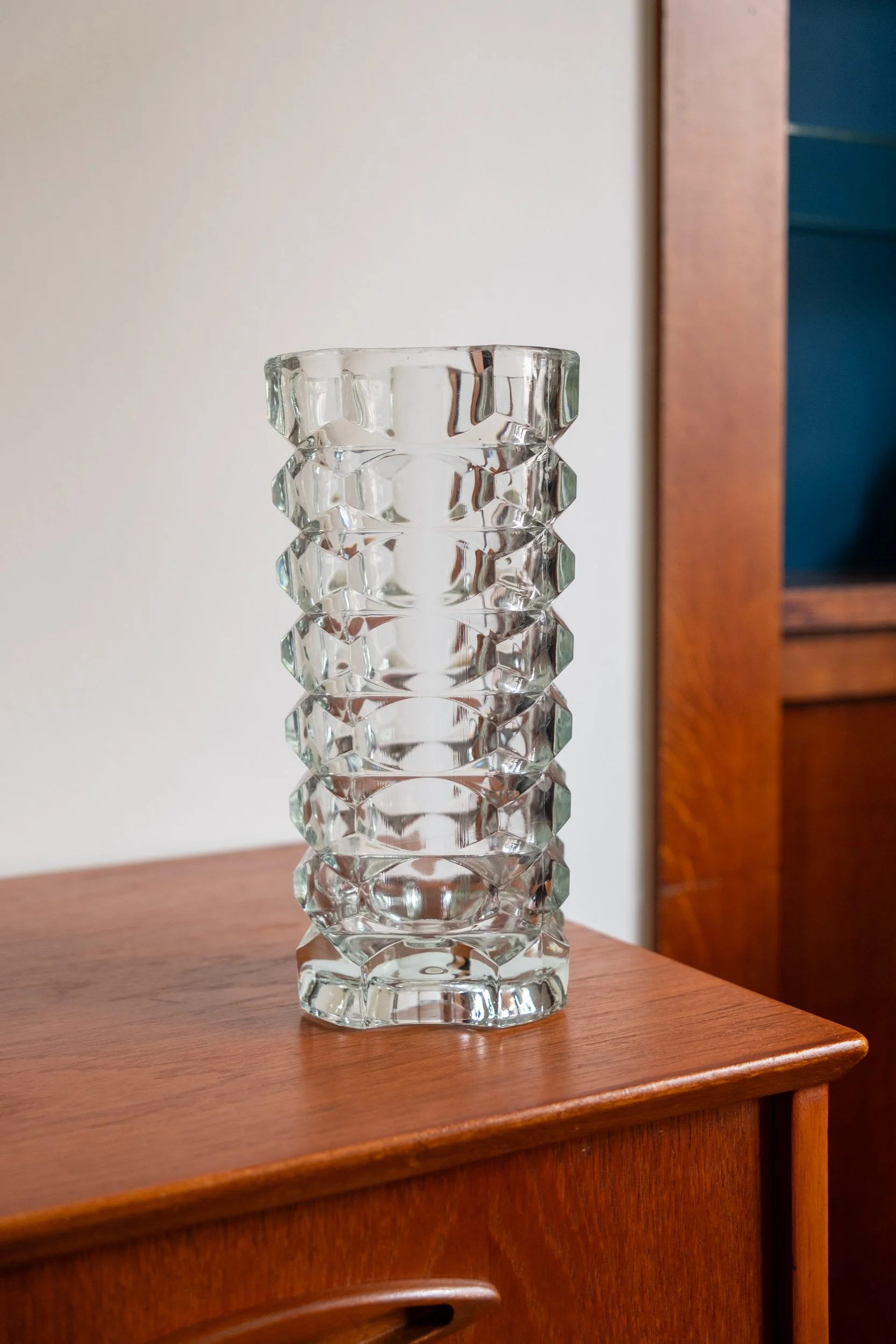 vue de face sur ce beau vase vintage en verre transparent de la marque française Luminarc