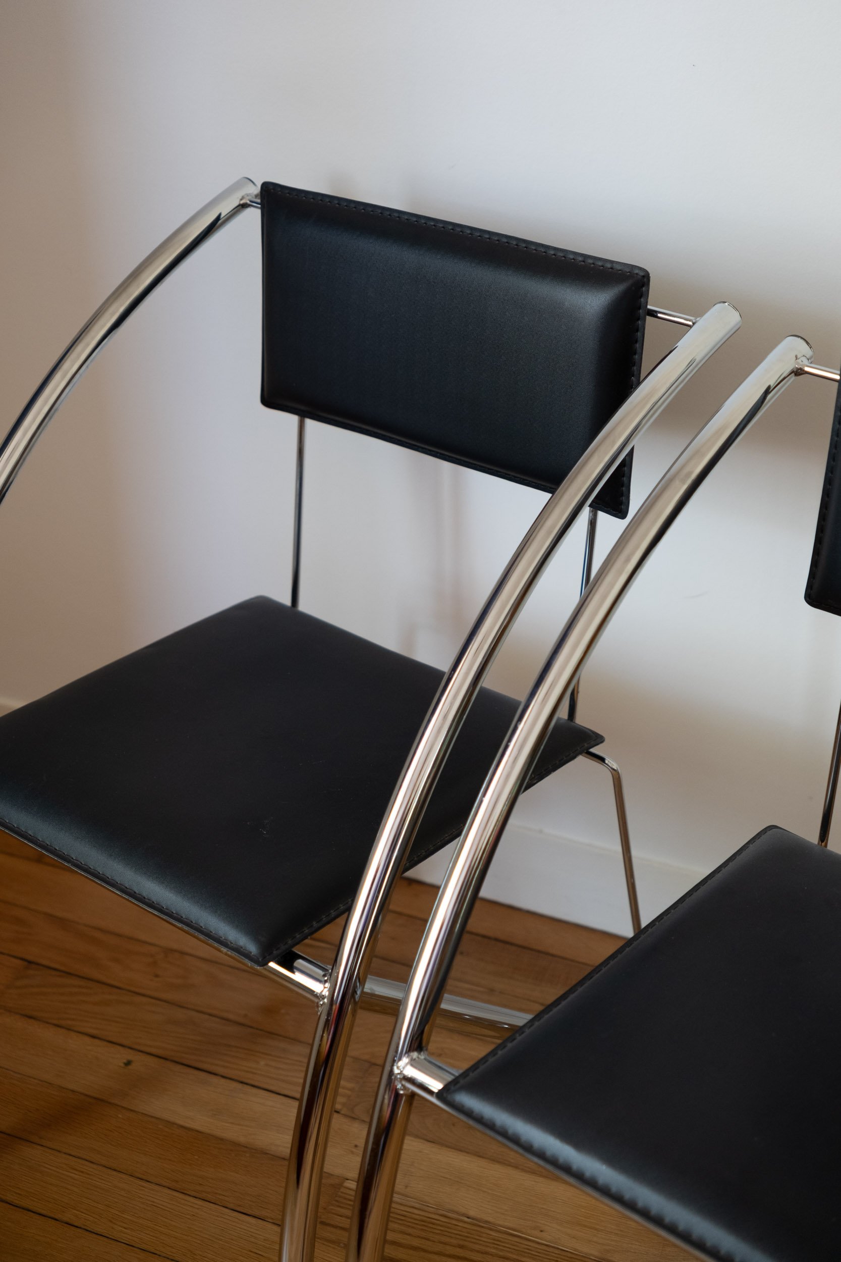 Chaises en métal chromé et similicuir - Design années 80