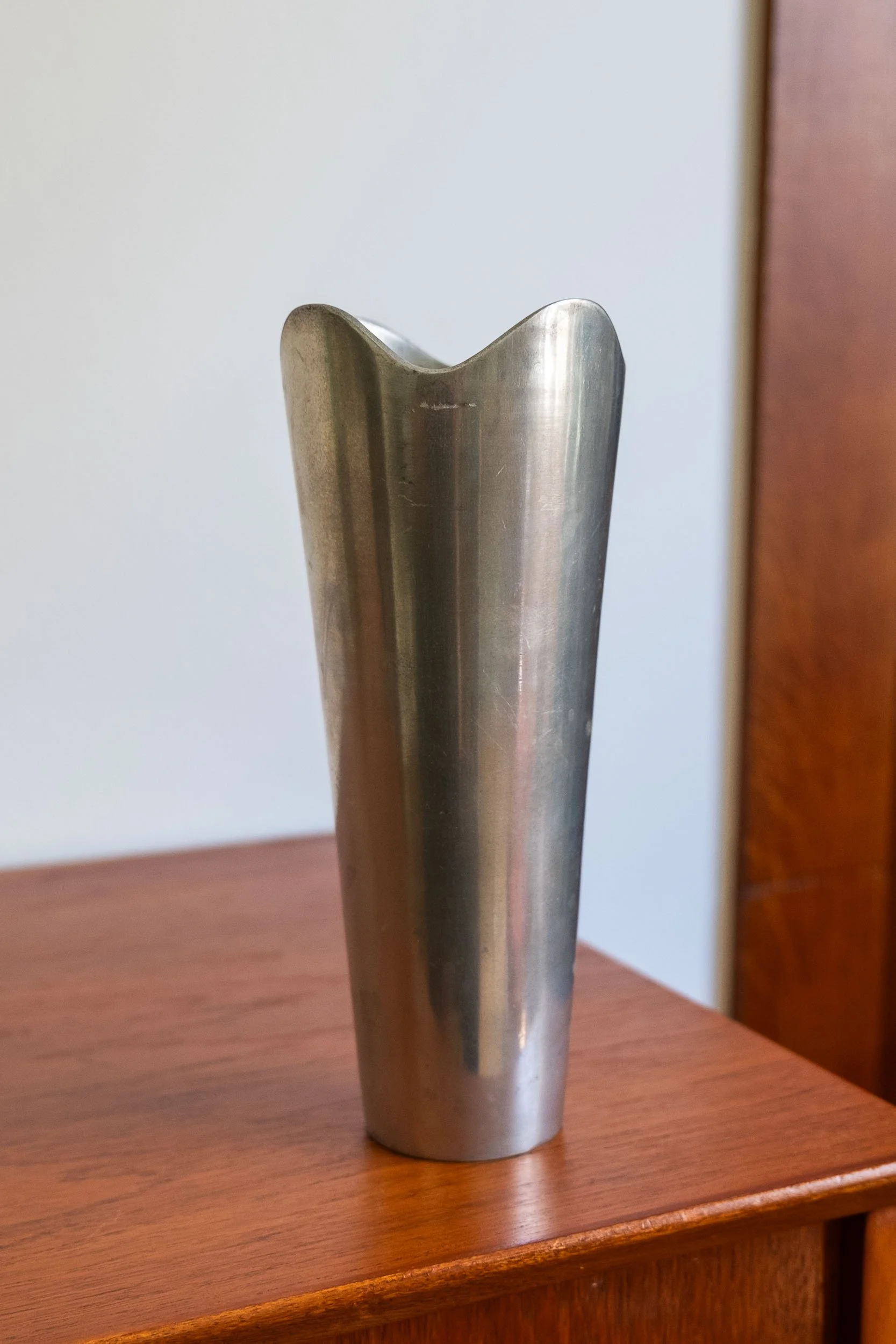 Vase-vintage-en-aluminium-Pupilles-Vintage-Rennes1.jpg