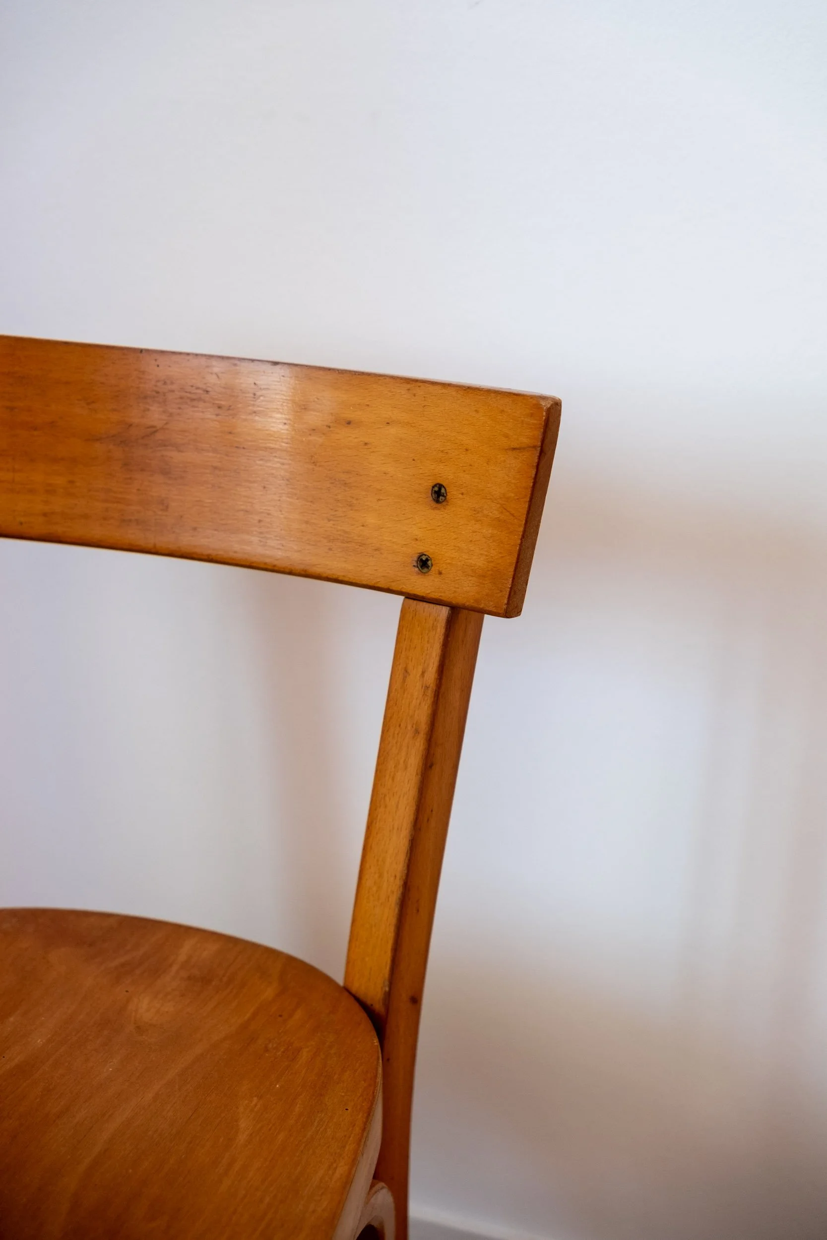 focus sur le dossier en bois de la chaise vintage pour enfant Baumann