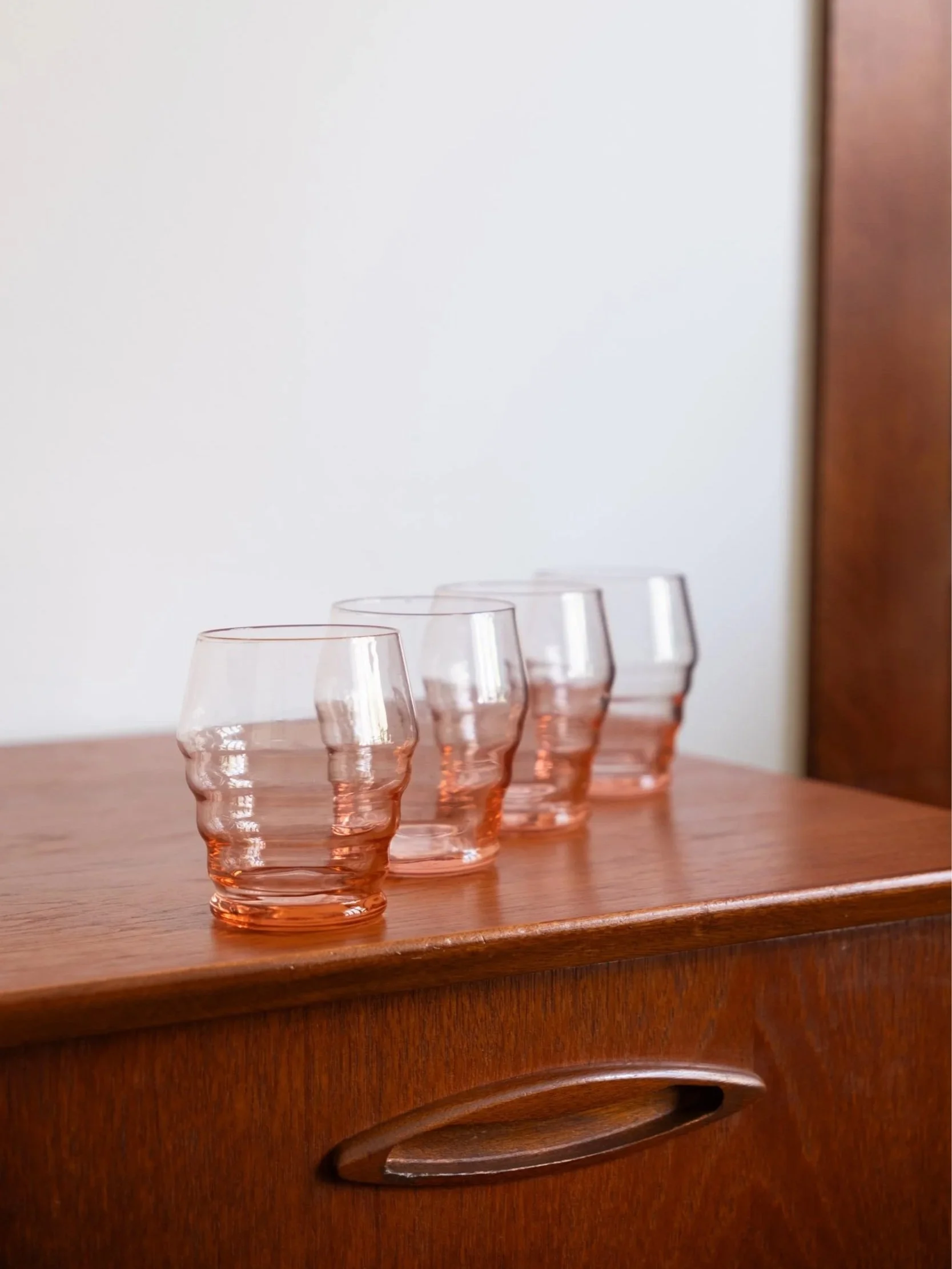 autre angle de vue sur ces verres à digestif vintage en verre rose